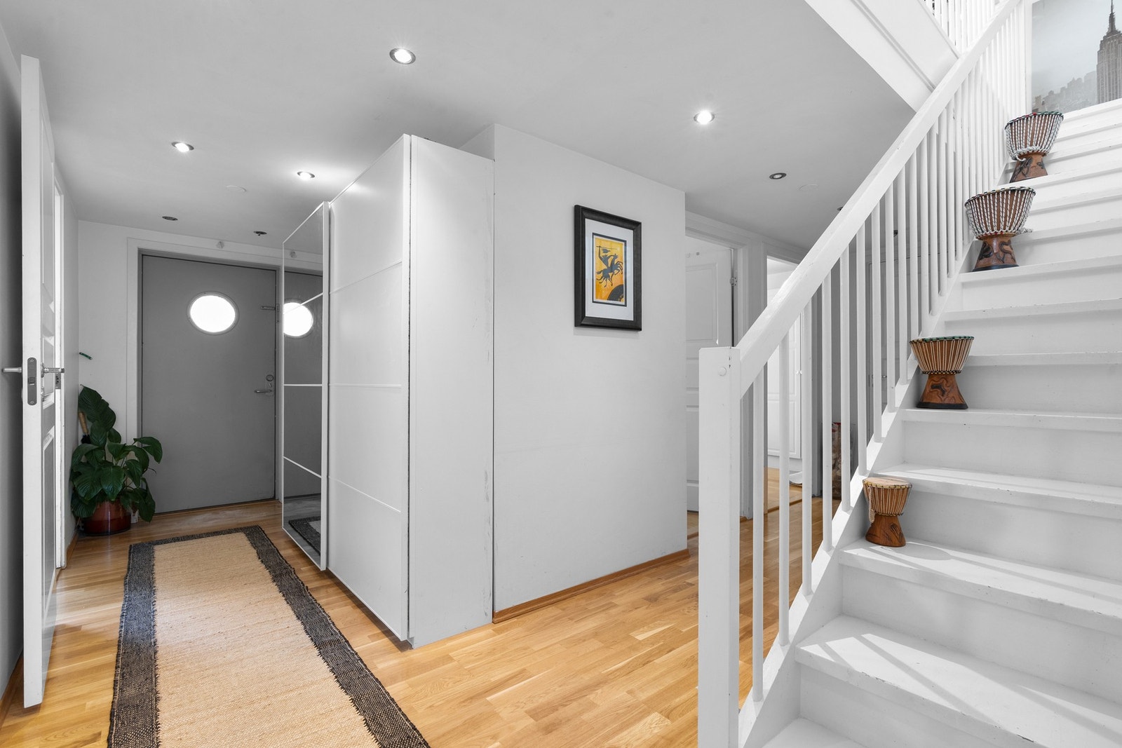 Gangen er romslig med plass til skyvedørsgarderobe og andre oppbevaringsmuligheter for både klær og sko. Galleribilde