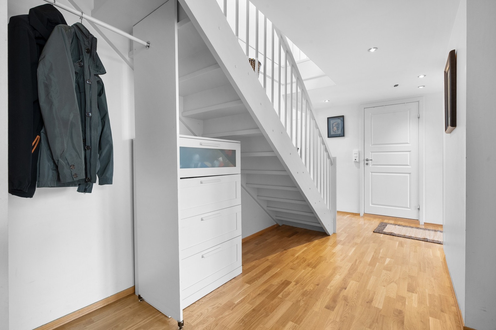 Mulighet for å henge fra seg ytterjakker under trappeløp Galleribilde