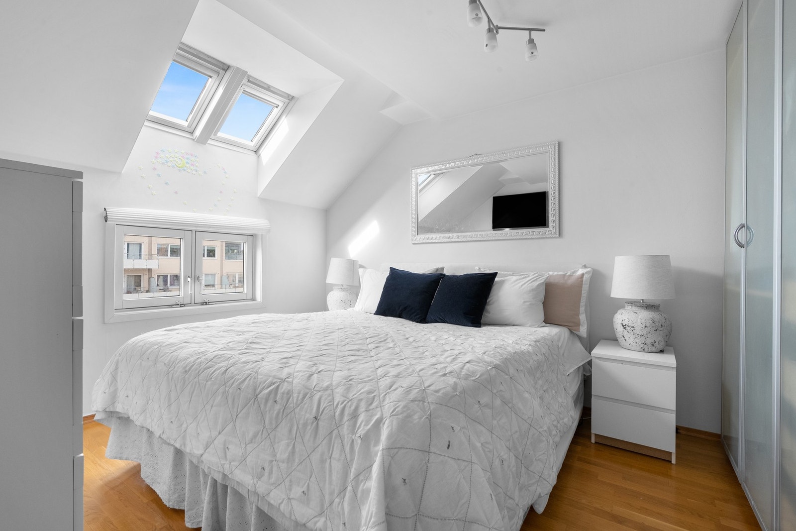 Soverom 1 har god plass til dobbeltseng med tilhørende møblement. Du har også garderobeløsning langs veggen til oppbevaring. Galleribilde