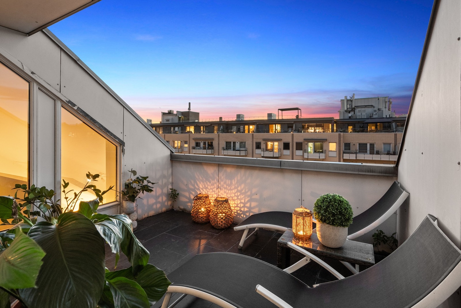 Egen privat takterrasse hvor sol og gode dager kan nytes i fred og ro Galleribilde