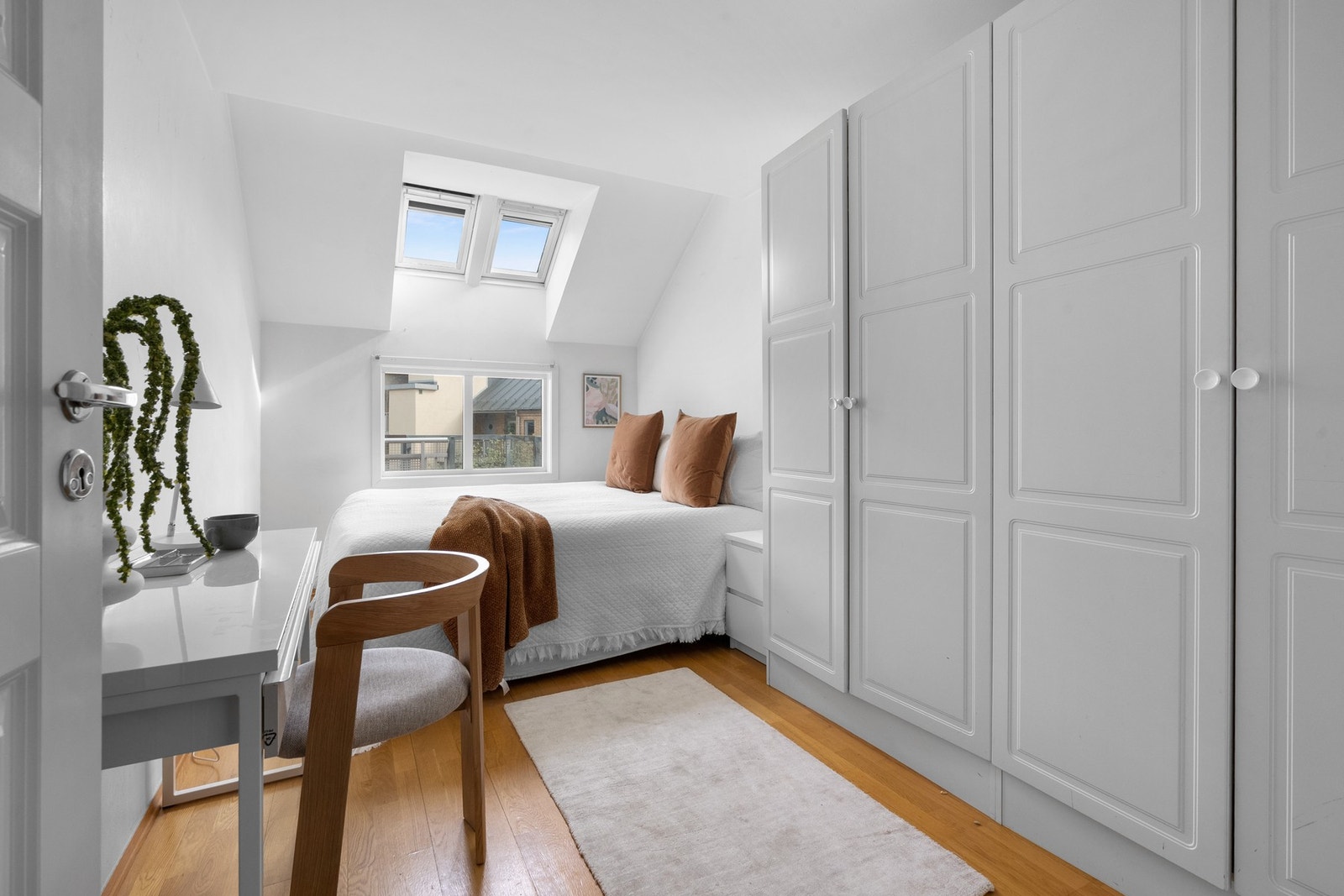 Soverom 2 er av god størrelse. Her får du fint inn en stor dobbeltseng, garderobeløsning og pult. Galleribilde