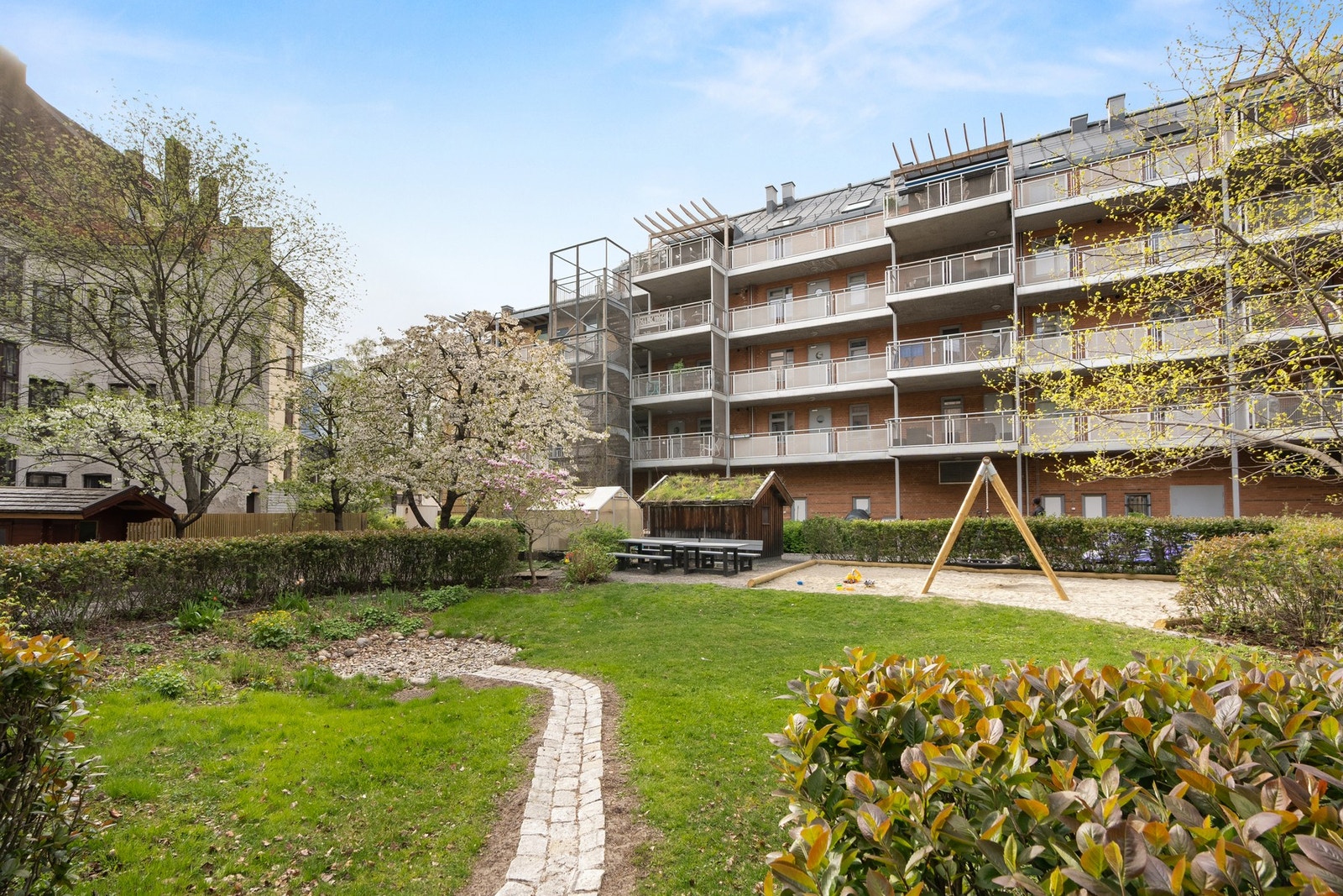 Stor og barnevennlig bakgård Galleribilde