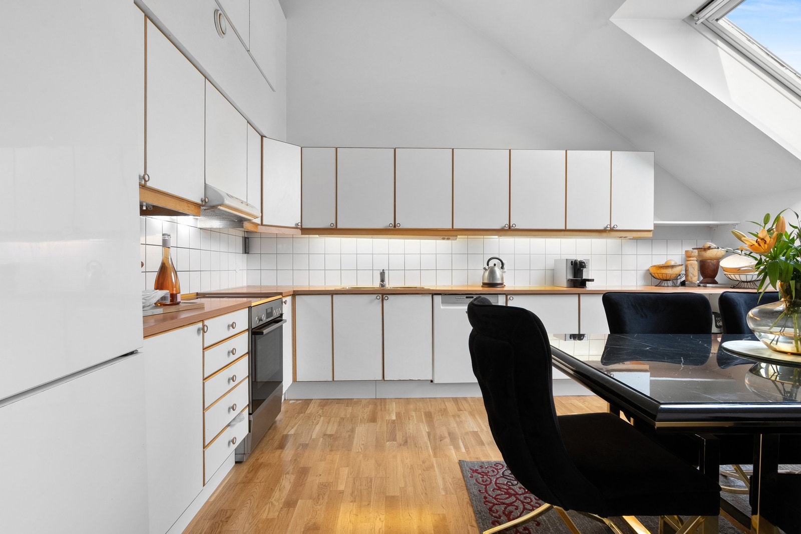 Kjøkkenet har frittstående hvitevarer som følger med boligen. Galleribilde