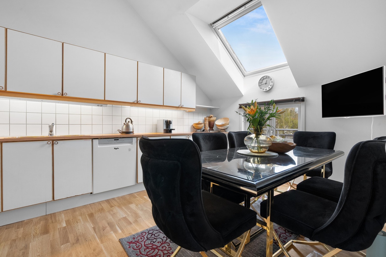 Kjøkkenet er originalt fra byggeår og er separert. Her får du inn et større spisebord. Galleribilde