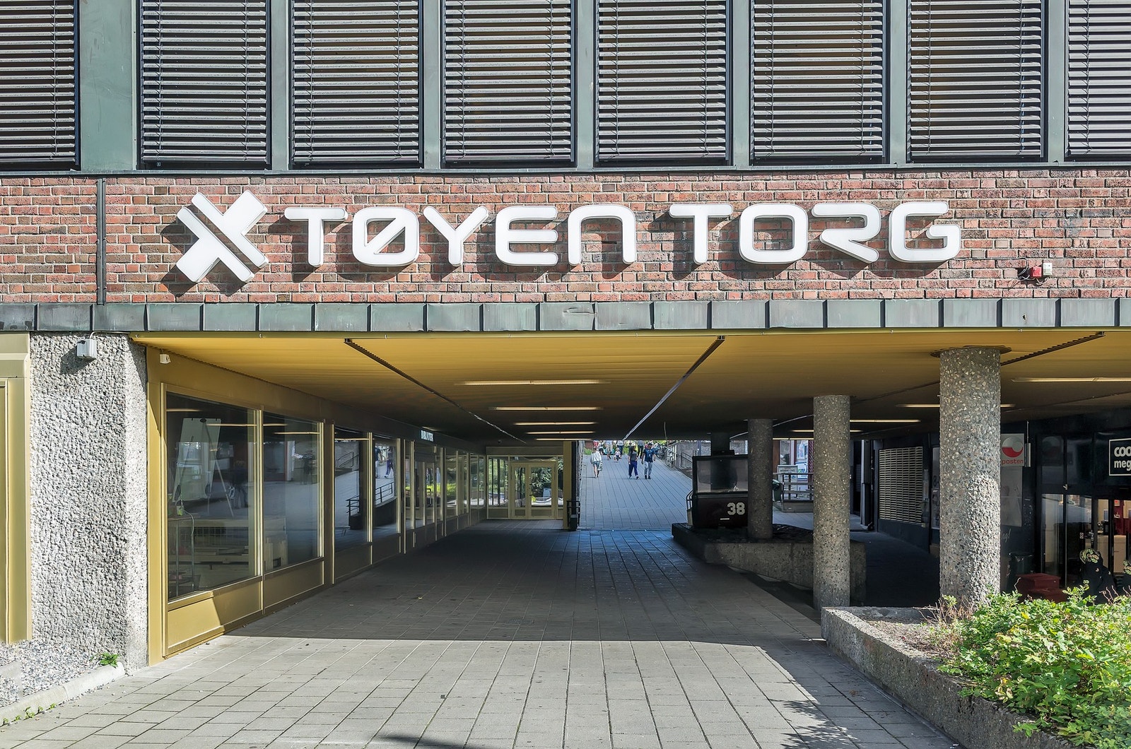 Tøyen Torg med en rekke tilbud ligger få minutters gange fra boligen Galleribilde