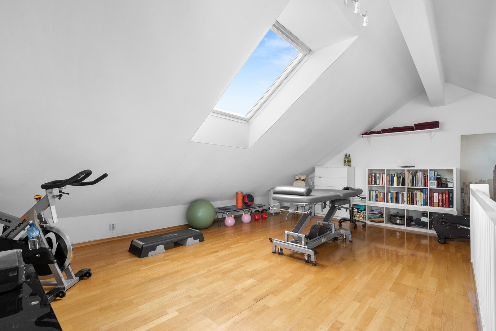Loftsetasjen brukes i dag som treningsrom - ikke mange steg fra stuen opp til hemsen for deg som liker å ta en liten økt på kveldingen. Galleribilde