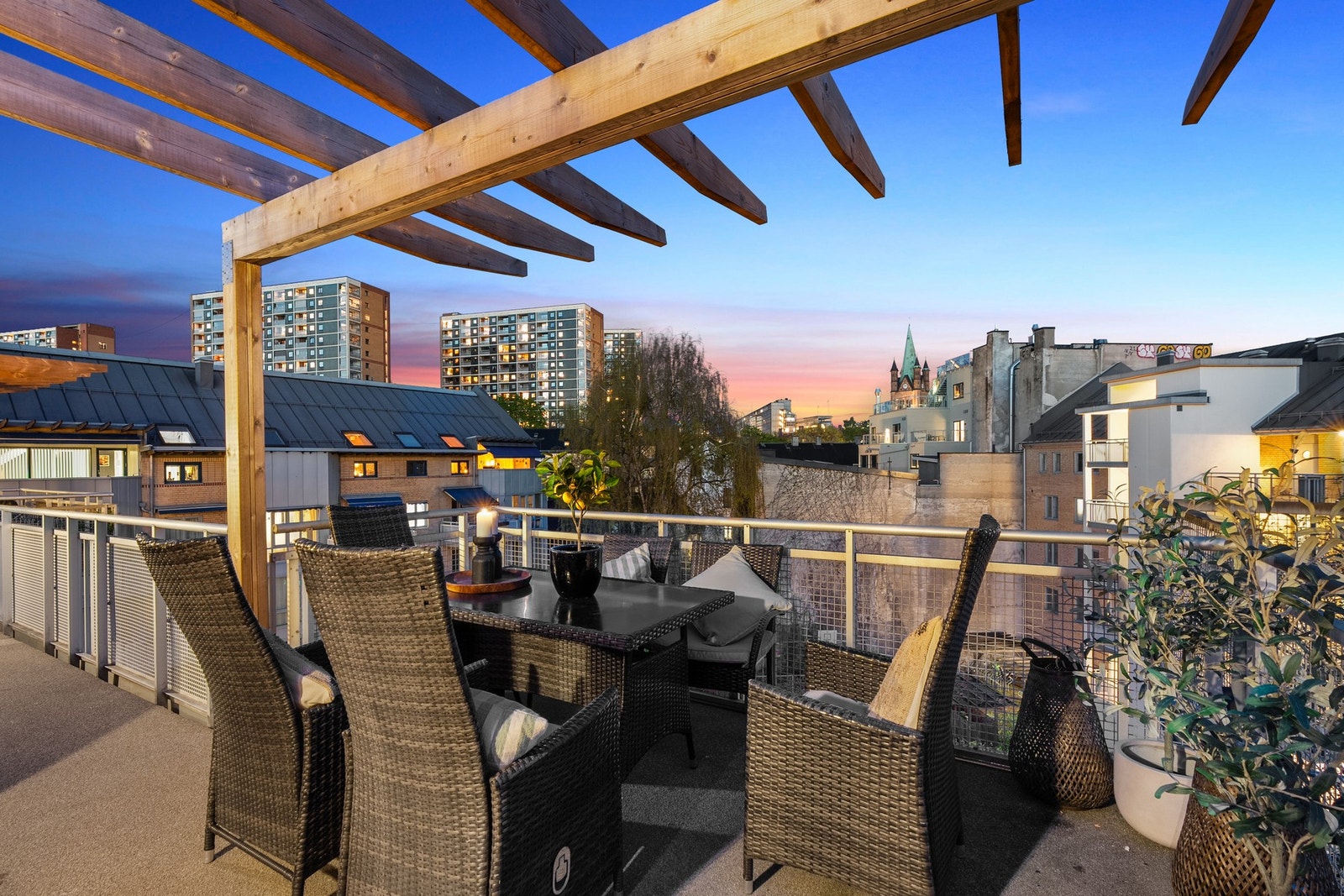 Flott frokost balkong - her har du morgensol og koselig utsyn mot hyggelig og opparbeidet bakgård. Galleribilde