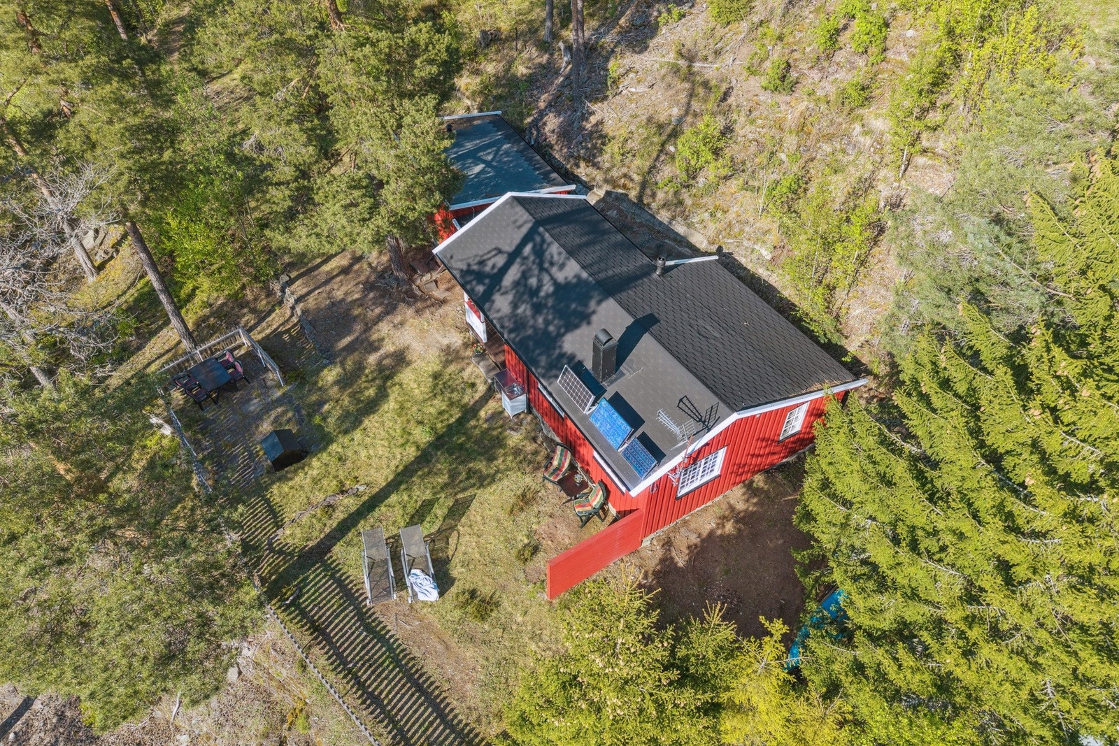 Solcellepanelene gir strøm til det man måtte trenge inne i hytta. Galleribilde