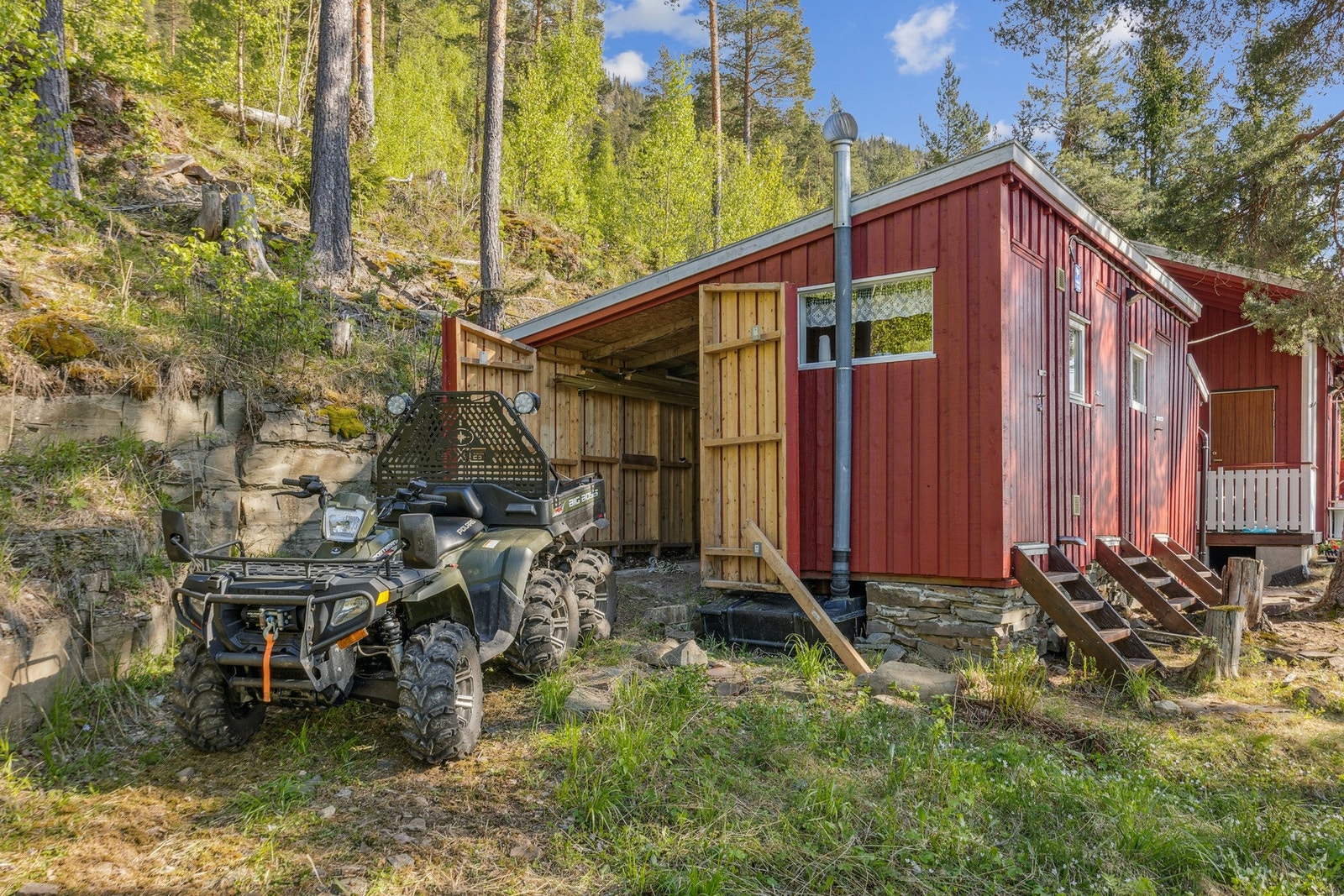 Eier har brukt en firhjuling mellom hytta og parkeringsplassen. Det går skogsbilvei helt frem til hytta. Man kan også kjøre egnet bil opp til hytta og parkere på egen tomt. Galleribilde