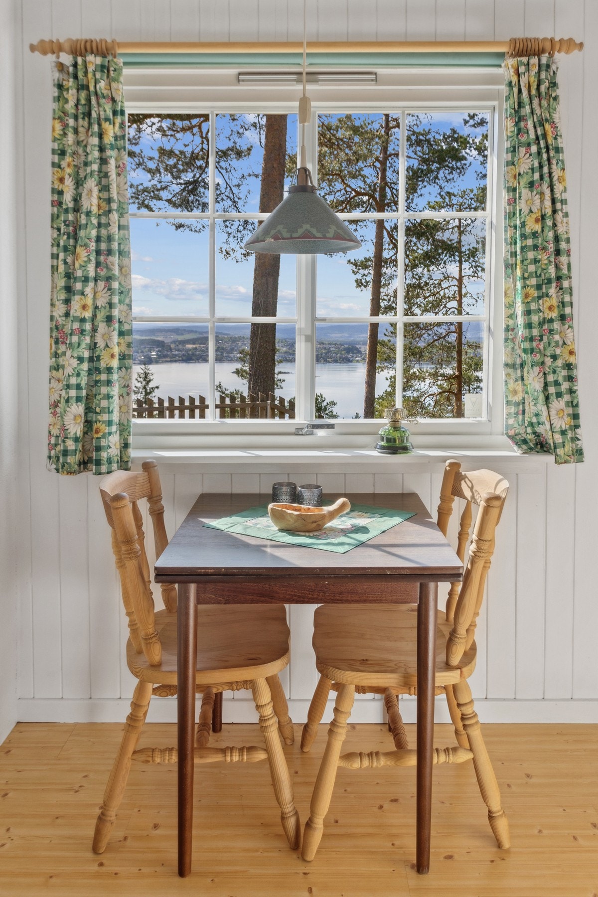 Koselig spisegruppe ved kjøkkenvinduet. Legg merke til den fantastisk flotte utsikten! Galleribilde