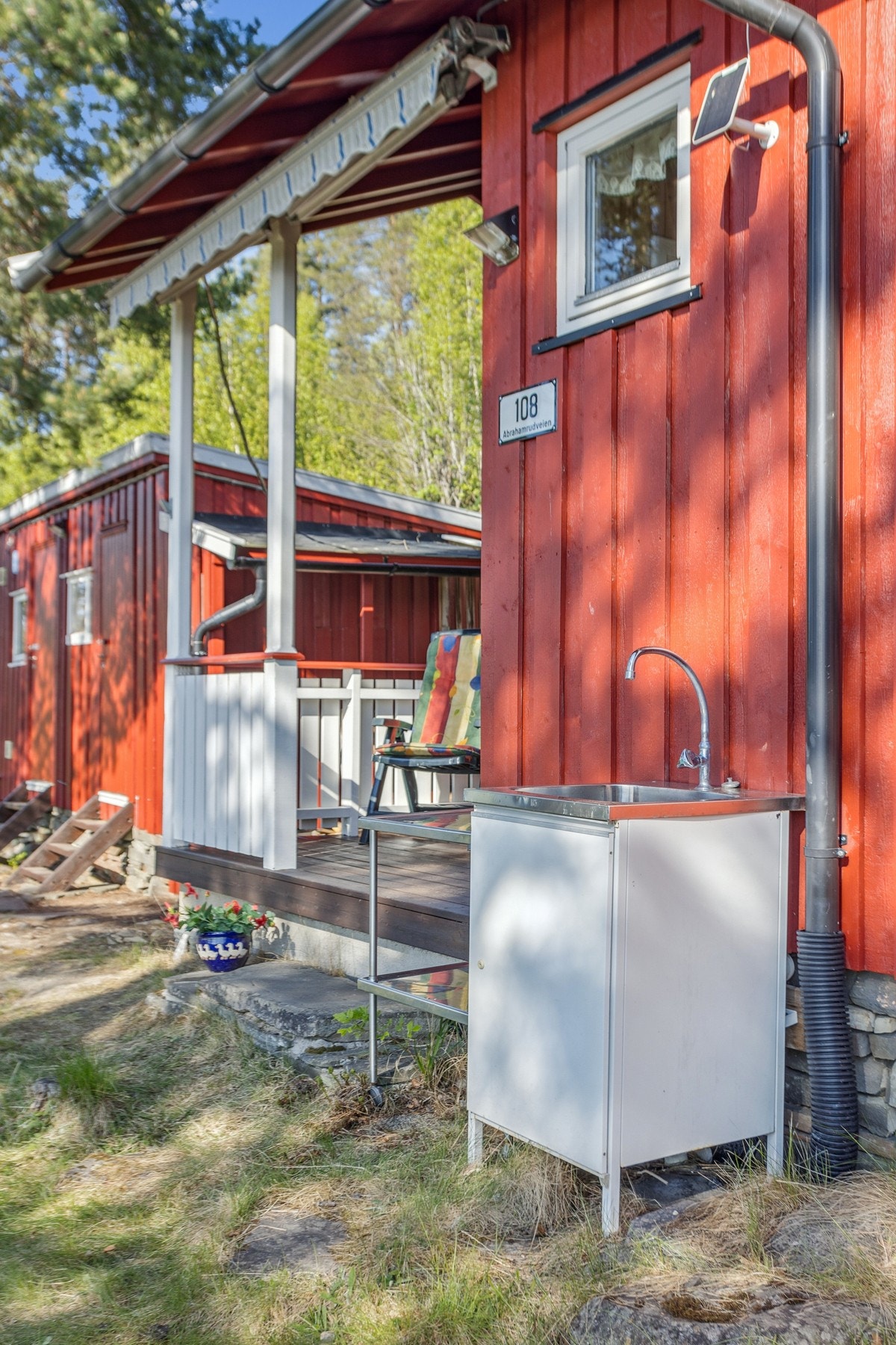 Det er sommervann til hytteveggen. Galleribilde