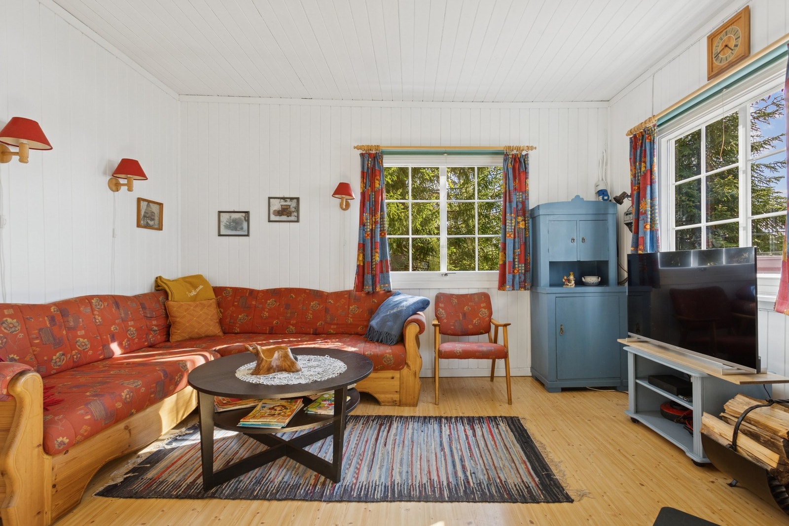 Lys og koselig stue, med fin plass til sofagruppe og annet ønsket møblement. Galleribilde