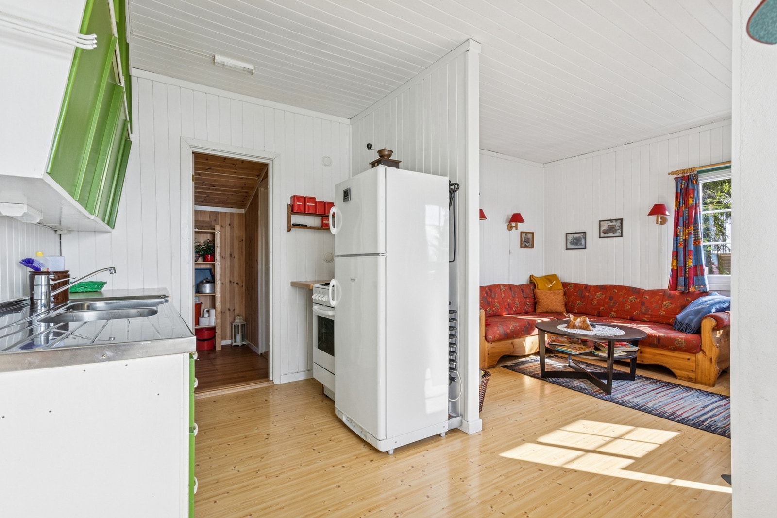 Kjøkkenet ligger i delvis åpen stue/kjøkkenløsning, noe som skaper en luftig atmosfære. Galleribilde