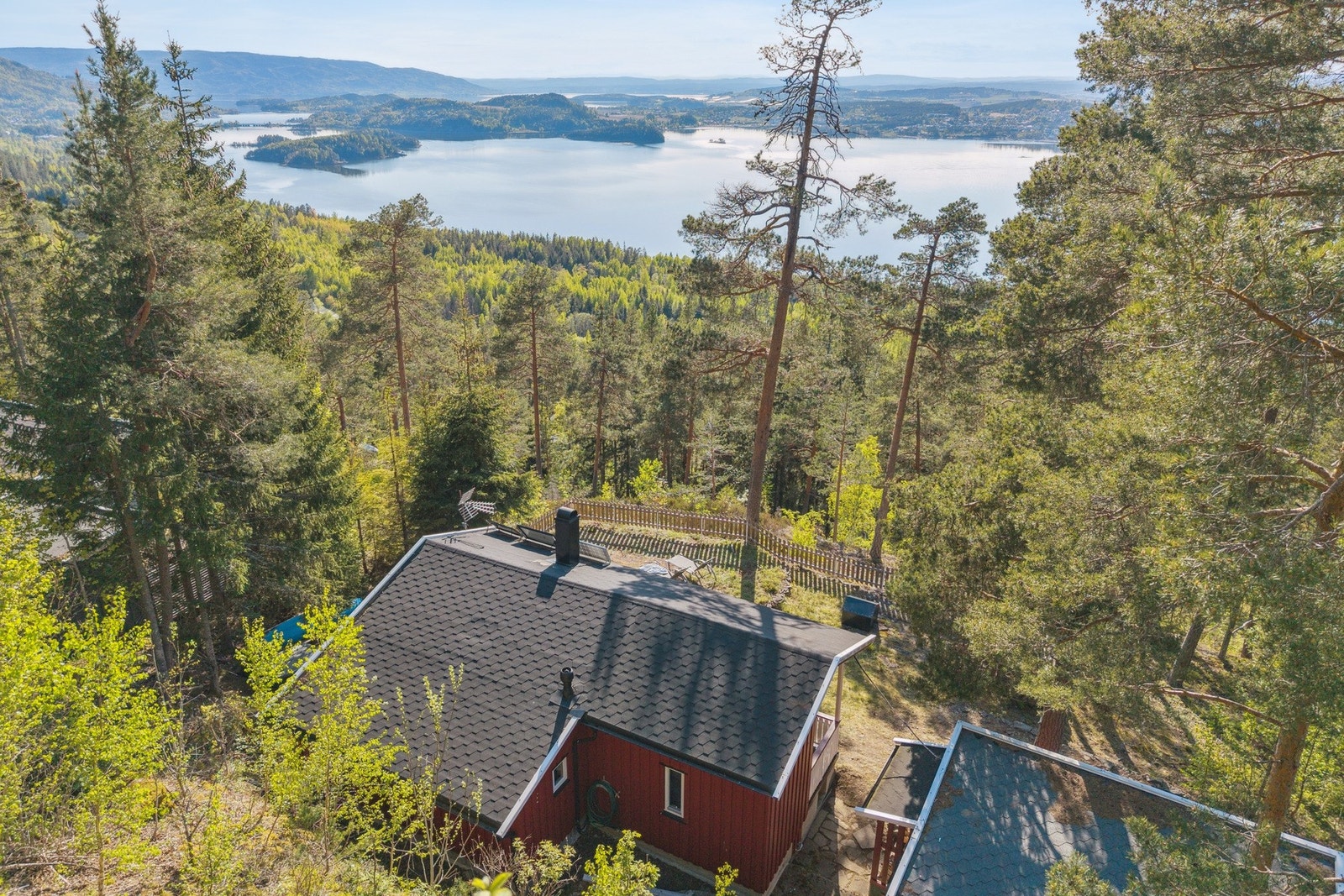 Hytta ligger lyst og luftig til med nydelig utsikt! Galleribilde