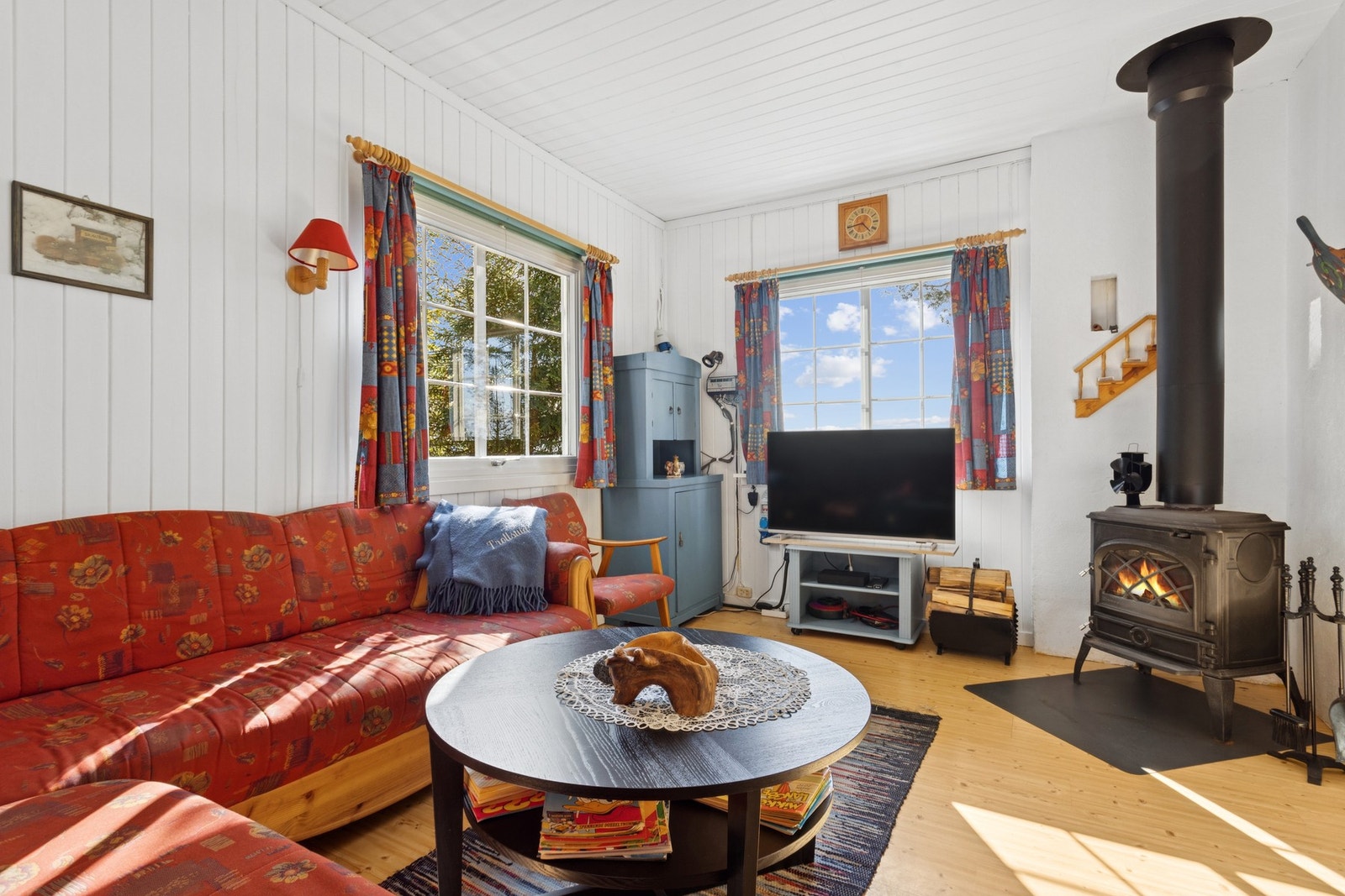 Peisen bidrar til ekstra varme og hygge. Sofaene er sovesofaer som gir 2 ekstra sengeplasser. Galleribilde