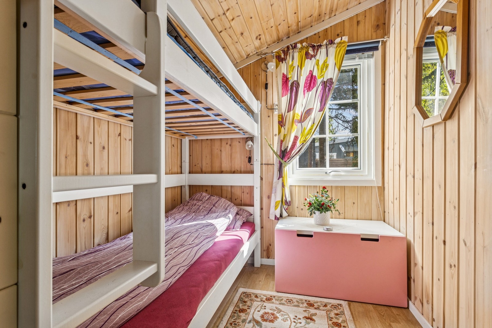 Det andre soverommet er praktisk innredet med køyeseng. Galleribilde