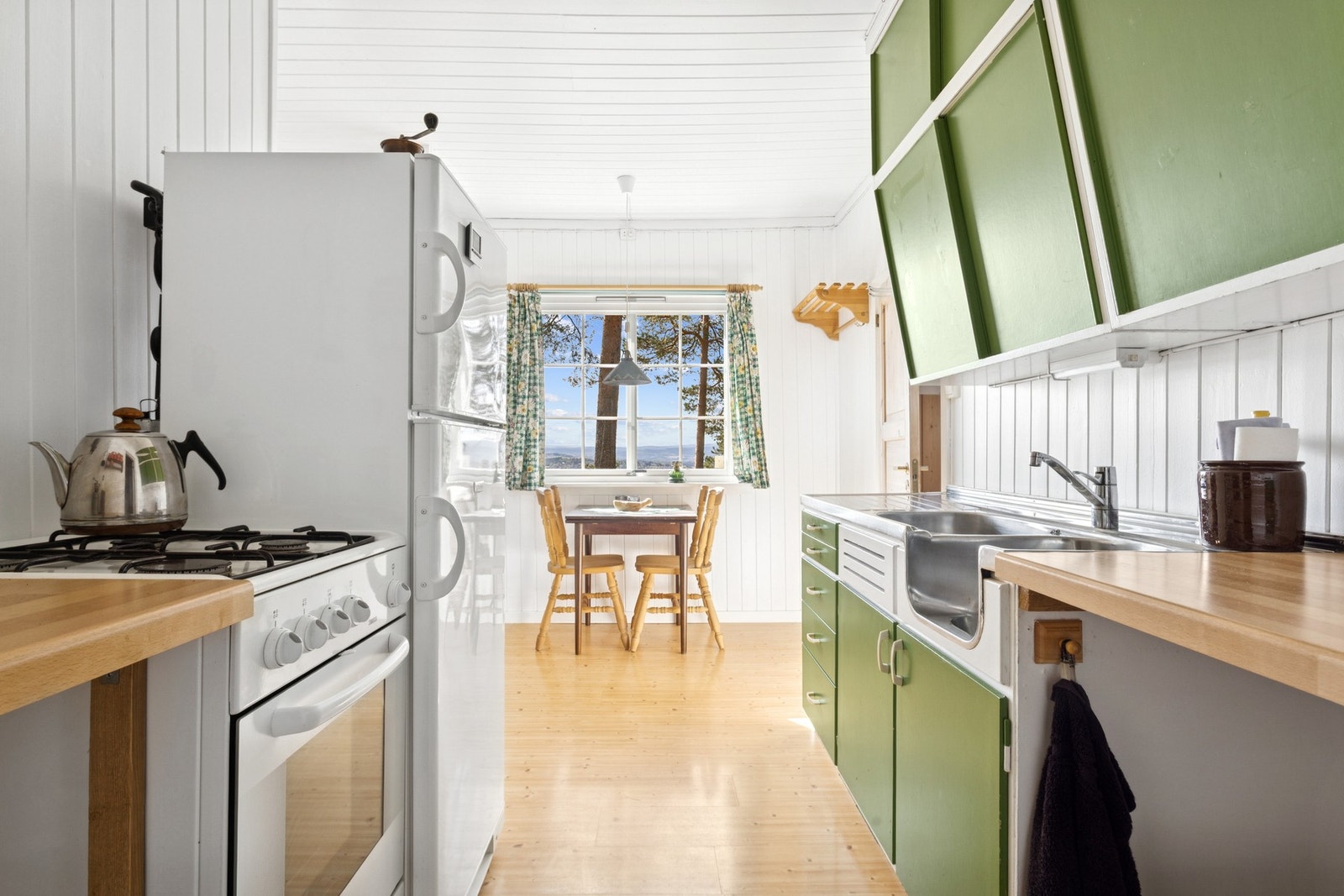 Kjøkkeninnredningen har godt med skap og bankeplass. Galleribilde