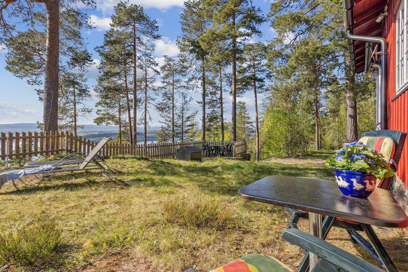 Her får du en koselig uteplass hvor du kan nyte den fantastiske utsikten over Steinsfjorden. Galleribilde