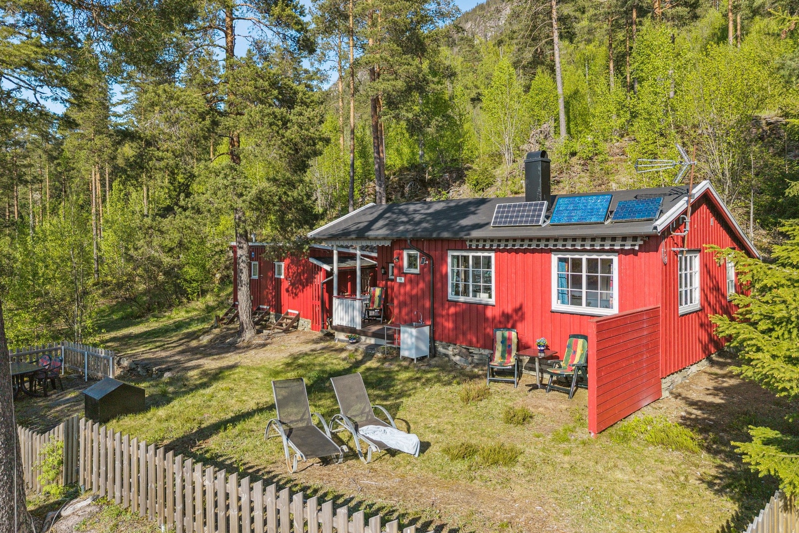 En sjarmerende hytte som ligger nydelig til, omkranset av skog og natur. Nydelig fjordutsikt! Galleribilde