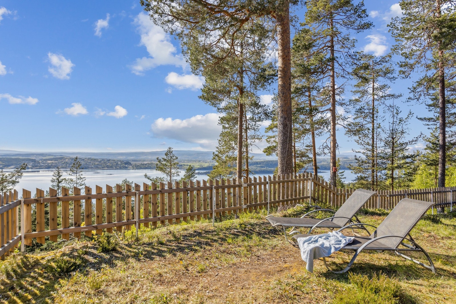 Eiendommen ligger vakkert til på et høydedrag, med panoramautsikt over Steinsfjorden og de omkringliggende områdene. Galleribilde