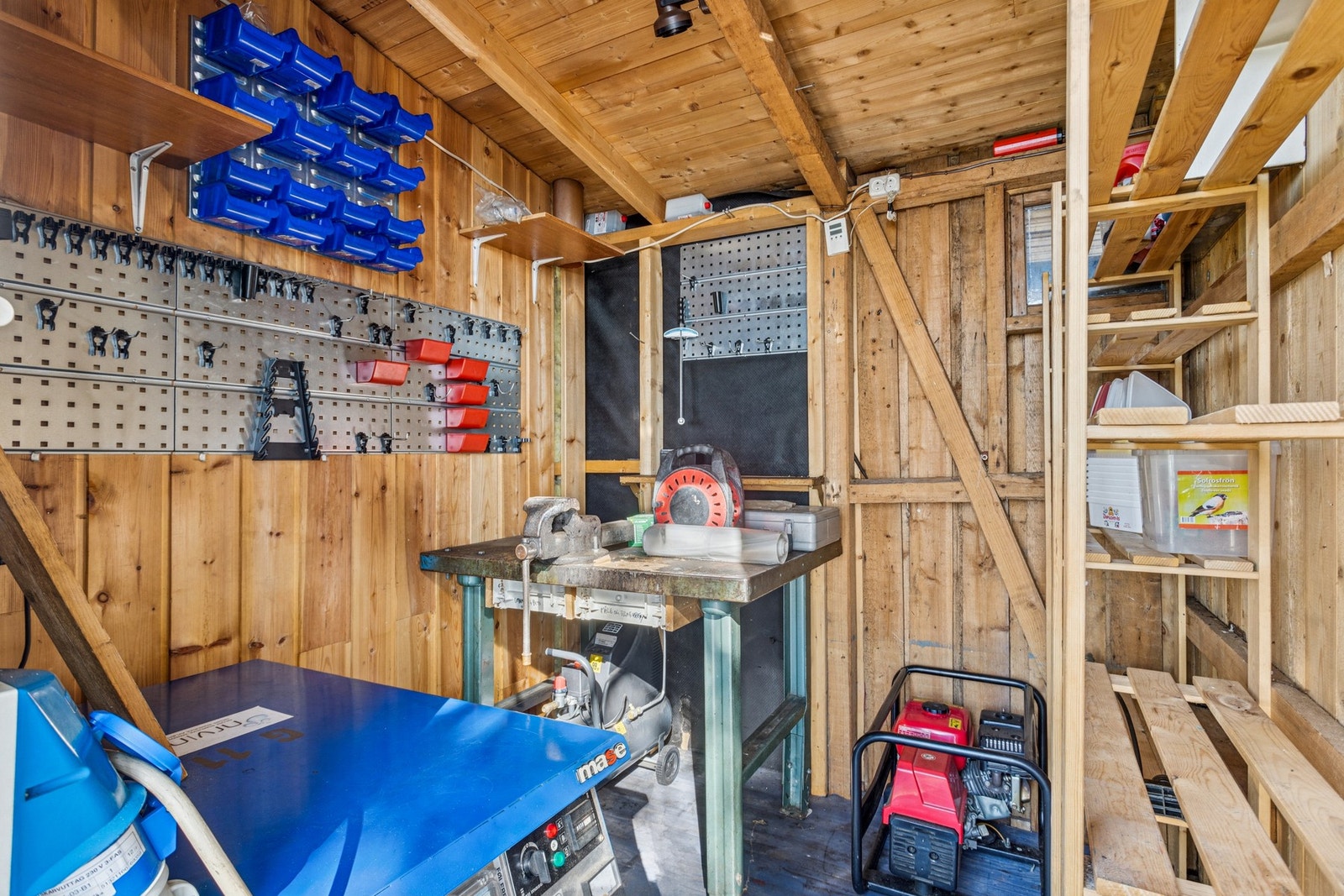 Det presiseres at det er det blå aggregatet som medfølger i handelen. Galleribilde