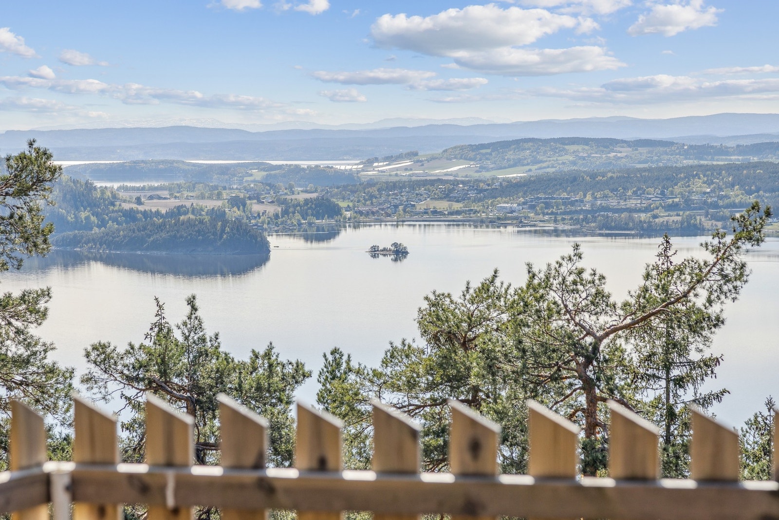 Her kan man nyte den fantastiske utsikten mens man tar seg en god kopp kaffe eller nyter et godt måltid. Galleribilde