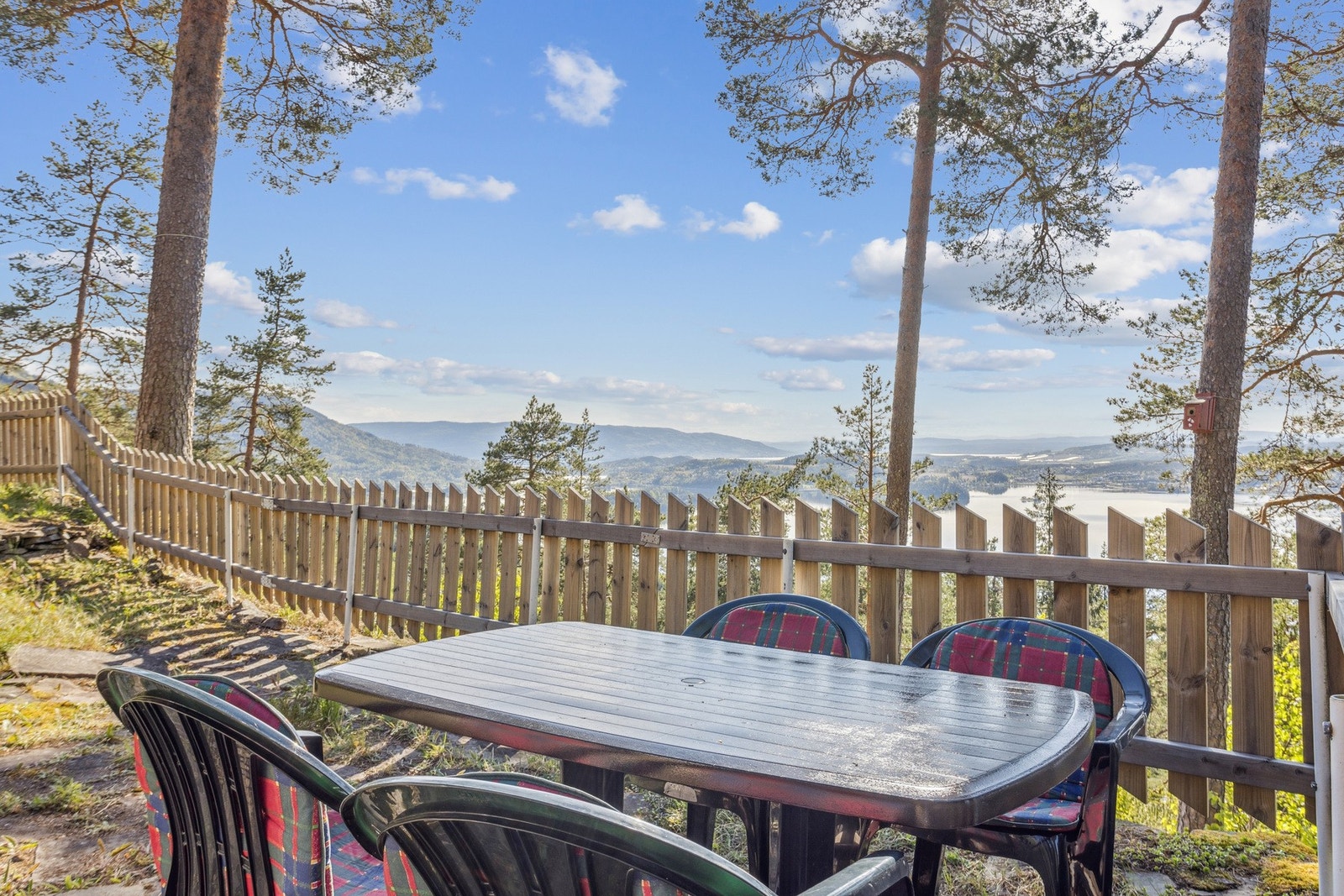 Her kan man nyte den fantastiske utsikten samtidig som man koser seg med god mat. Galleribilde