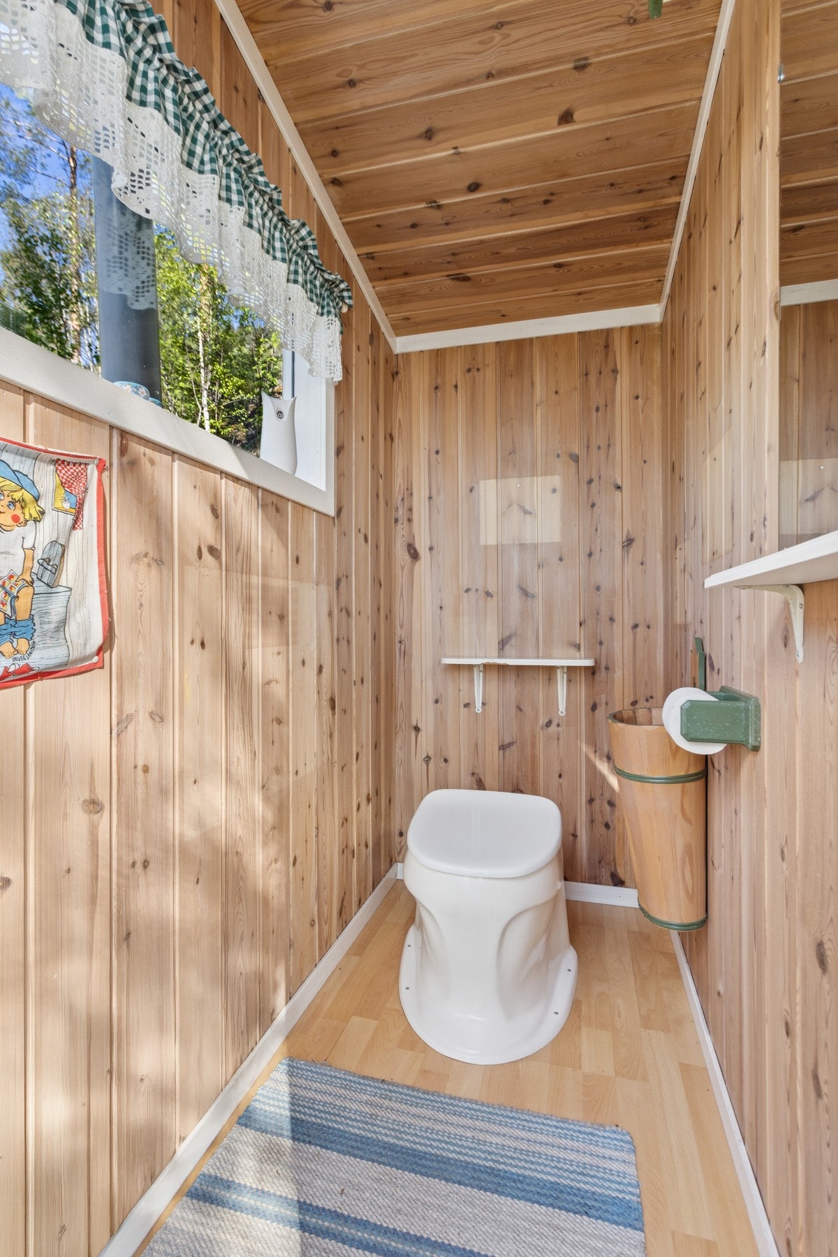 Uthuset er innredet med snurredo. Galleribilde