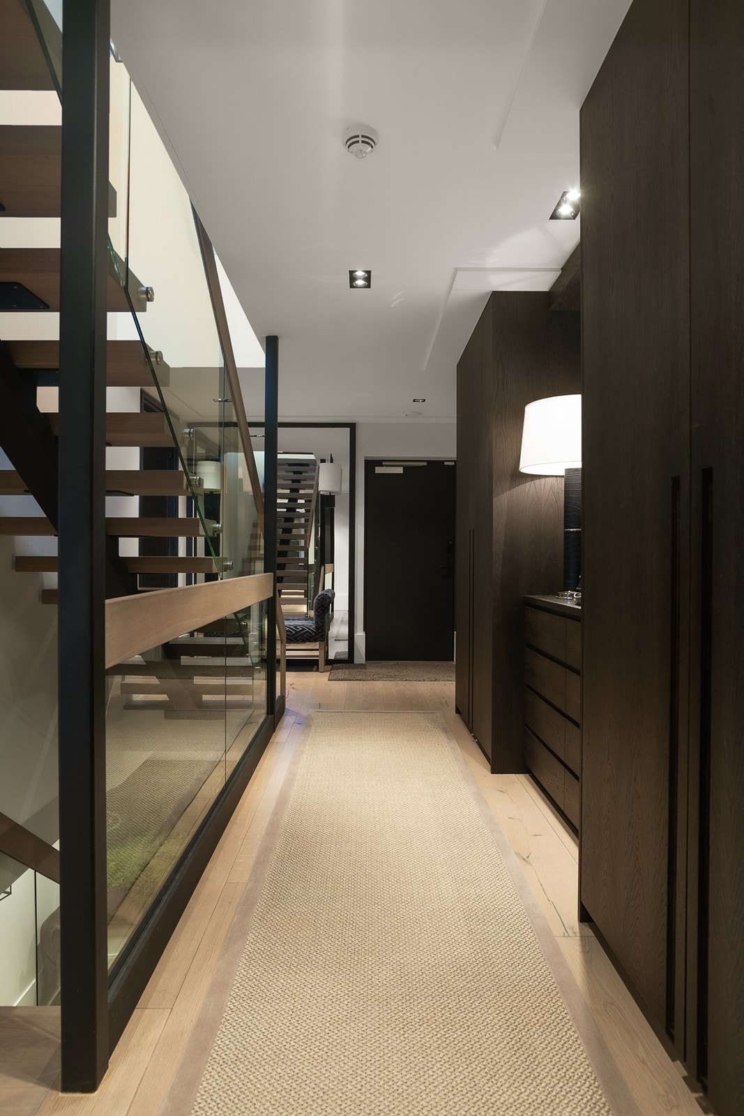 Entrè med skap og skuffer. Galleribilde