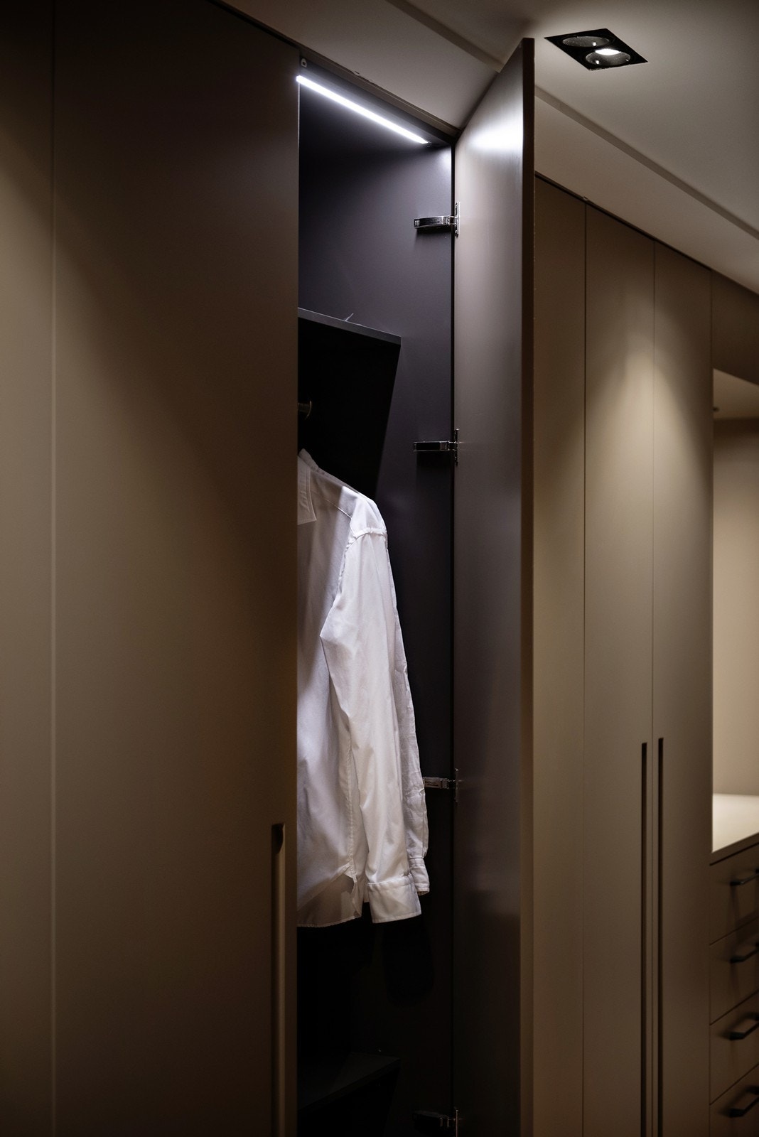 garderoben har innvendig sensor belysning. Galleribilde