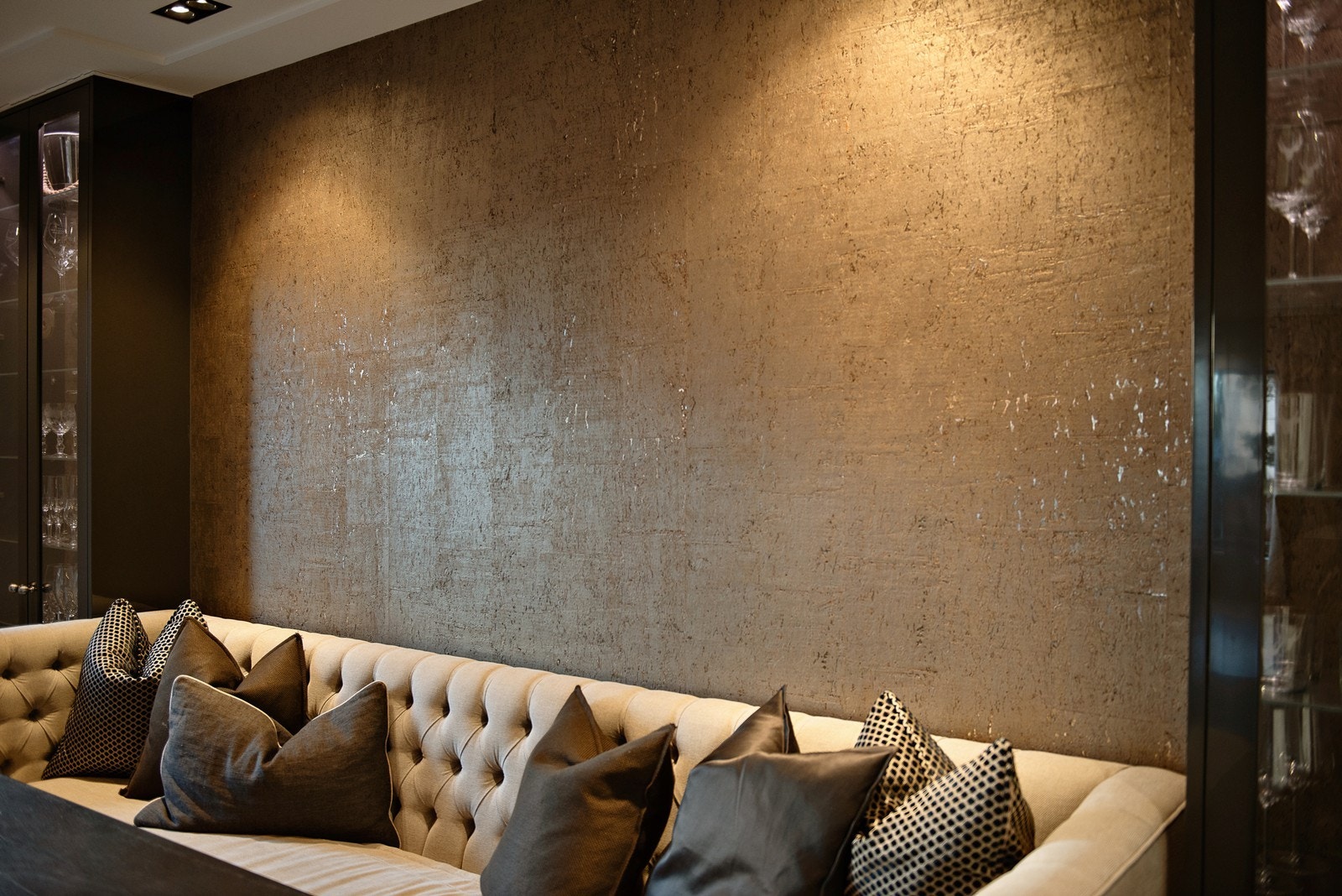 Leiligheten har en gjennomført stil med mange lekre detaljer som tapet, listverk, gavler, beslag og tilpassede møbler. Galleribilde