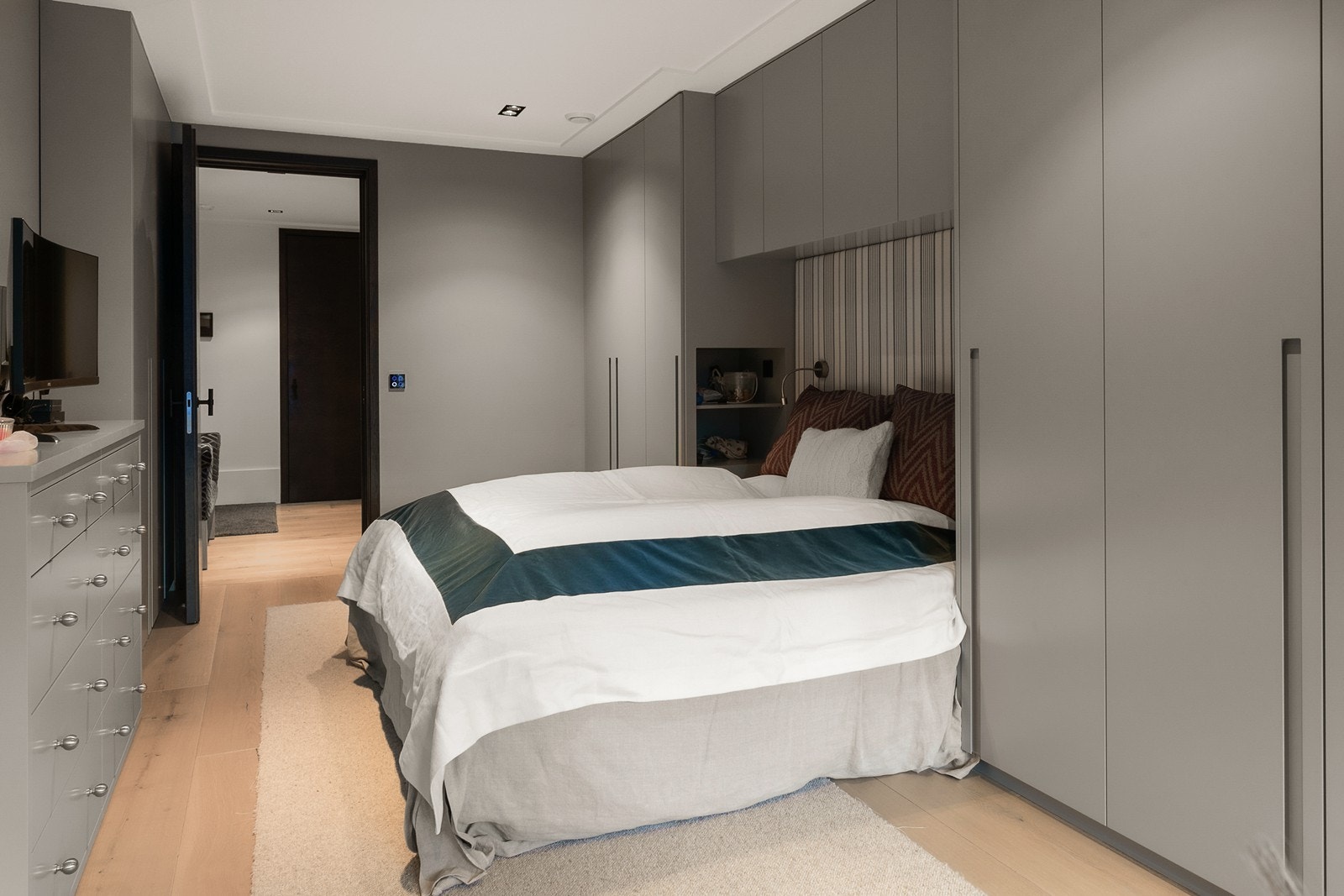 Tilpasset med store garderobeskap og innvendige hyller som nattbord. Galleribilde