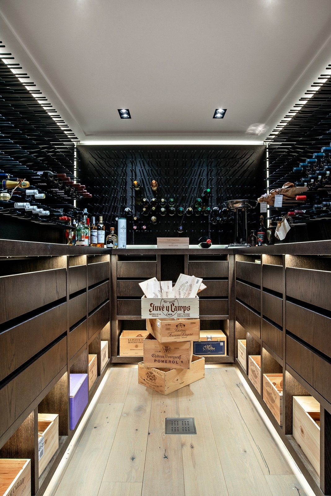 Stort vinrom med vinhyller og skuffer. Galleribilde