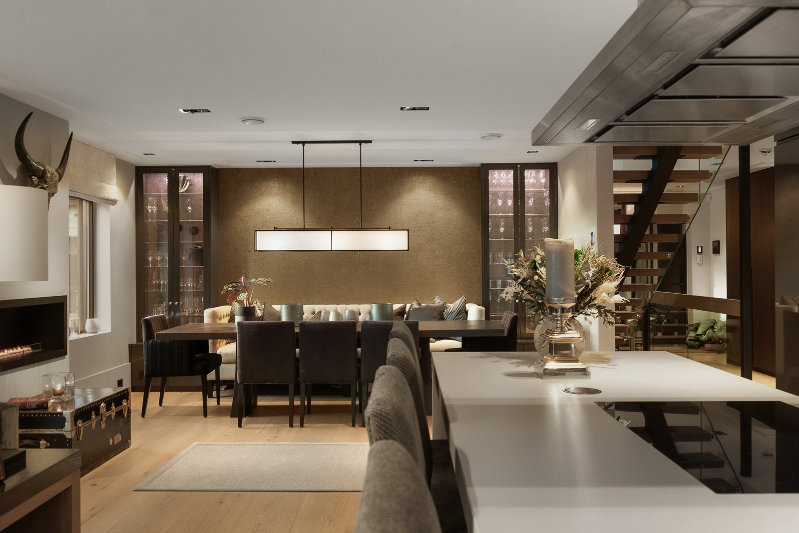 Stor kjøkkenøy med spiseplass Galleribilde