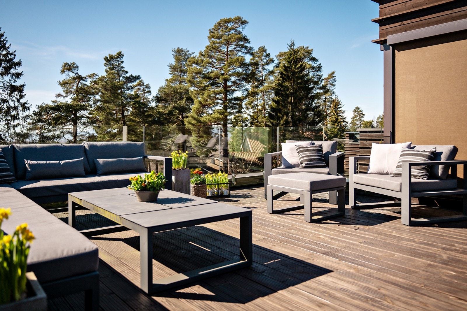 Stor takterrasse med god plass til flere soner Galleribilde