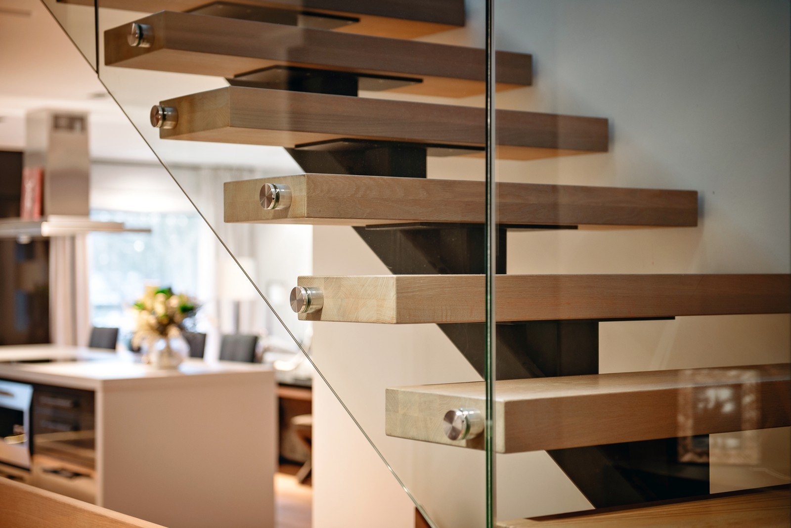 Heltre trinn med herdet glassrekkverk mellom etasjene. Galleribilde