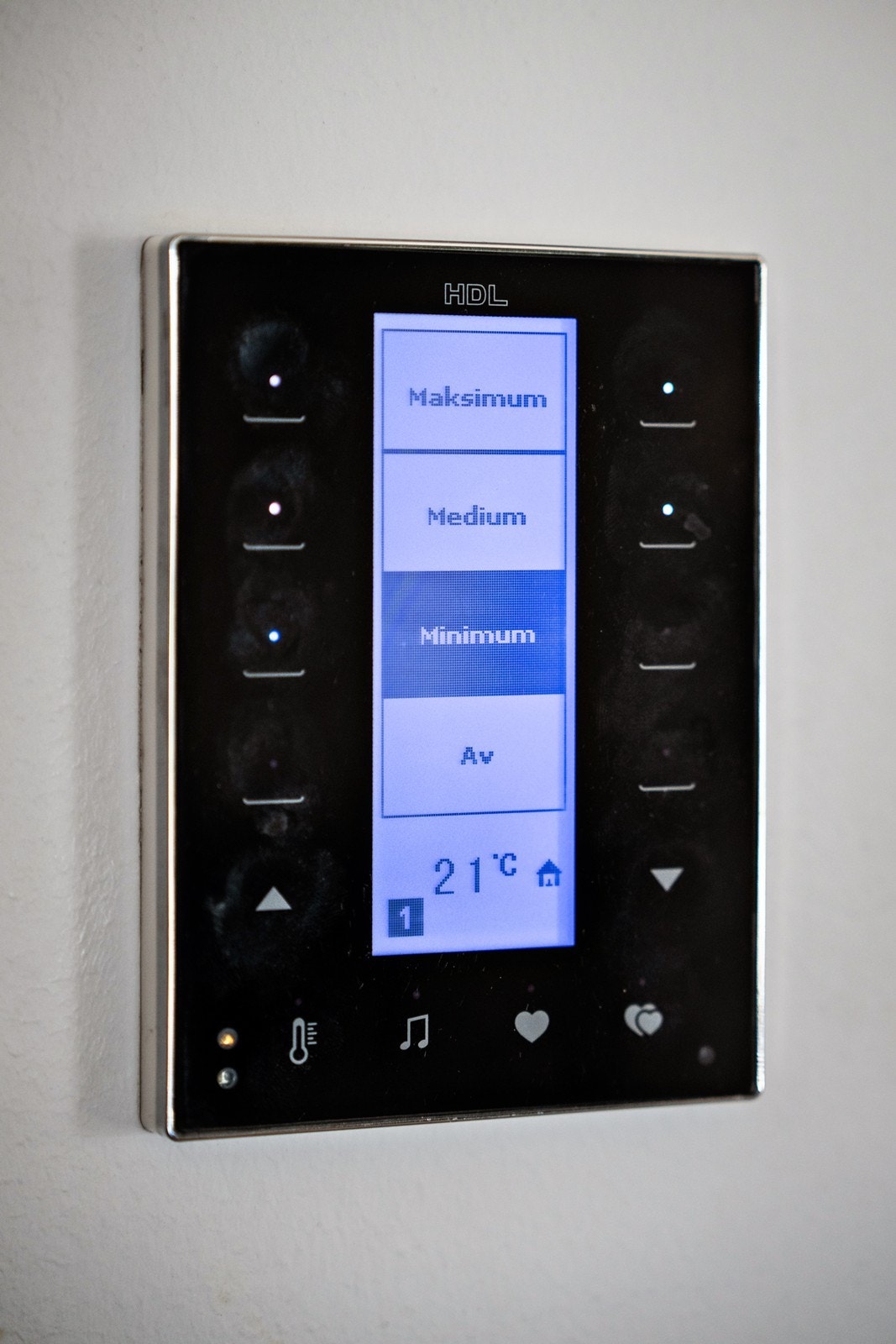 Smarthussystem med kontrollpanel for styring av både lys, lyd og oppvarming. Galleribilde