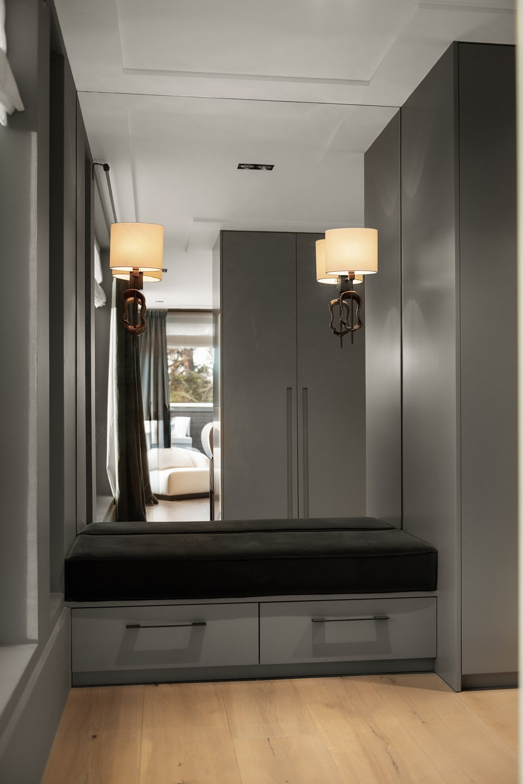 Heldekkende speil med tilpassete lyskilder i garderoben. Galleribilde