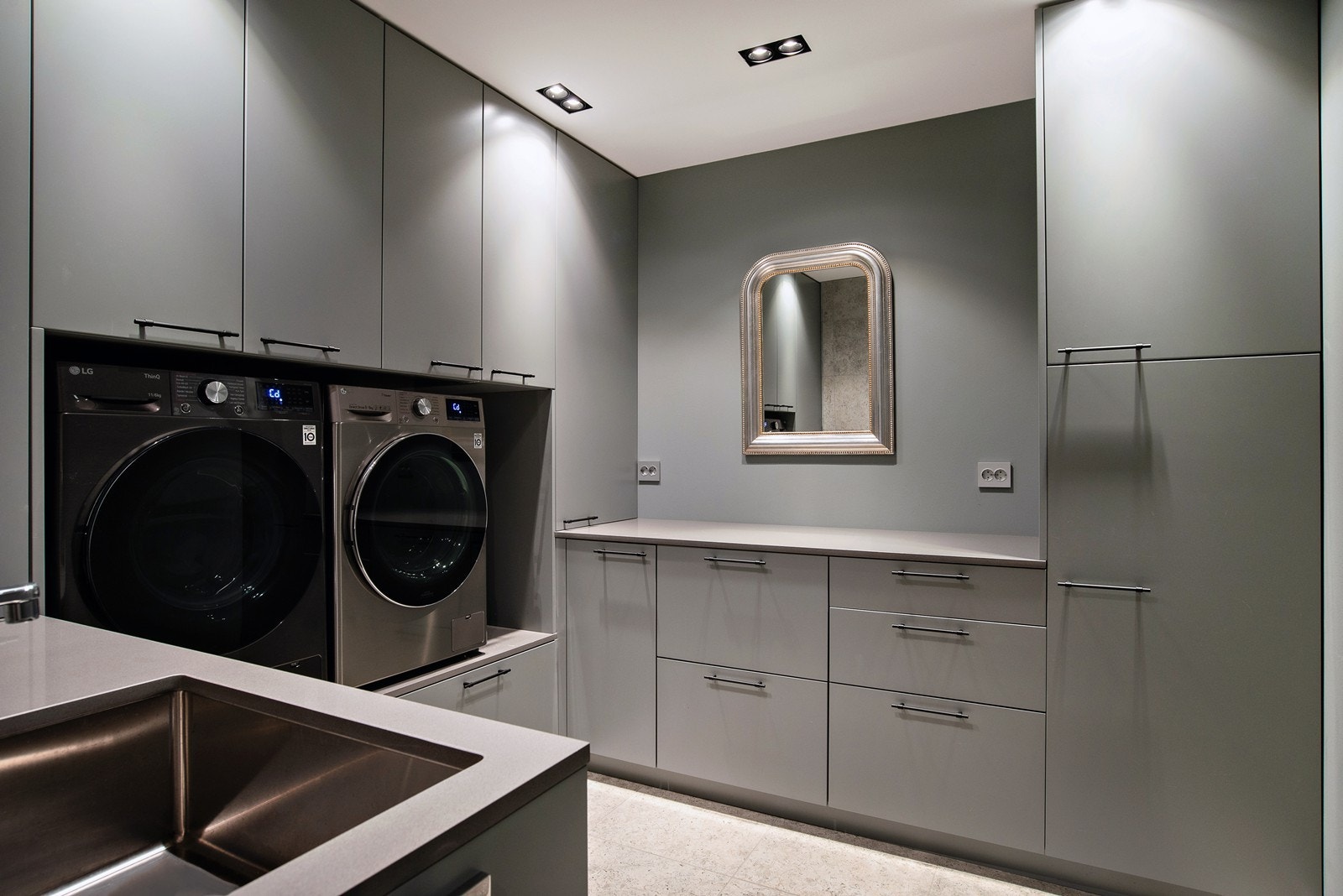 Vaskerommet har rikelig med skapplass, utslagsvask, brettebenk og flere smarte løsninger. Galleribilde