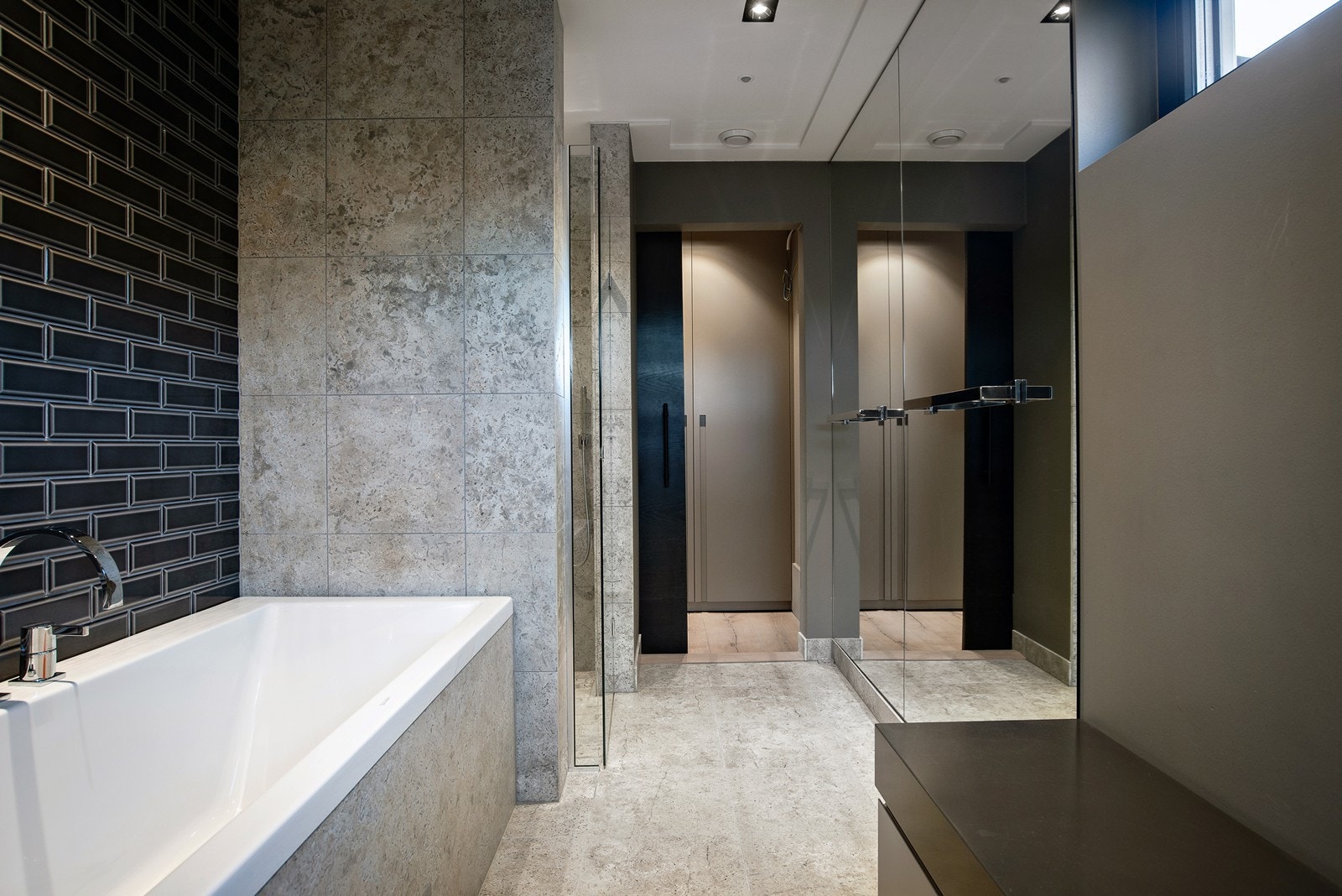 Adkomst til et lekkert bad direkte fra garderoben, det er også adkomst fra den andre siden ved trappen. Galleribilde