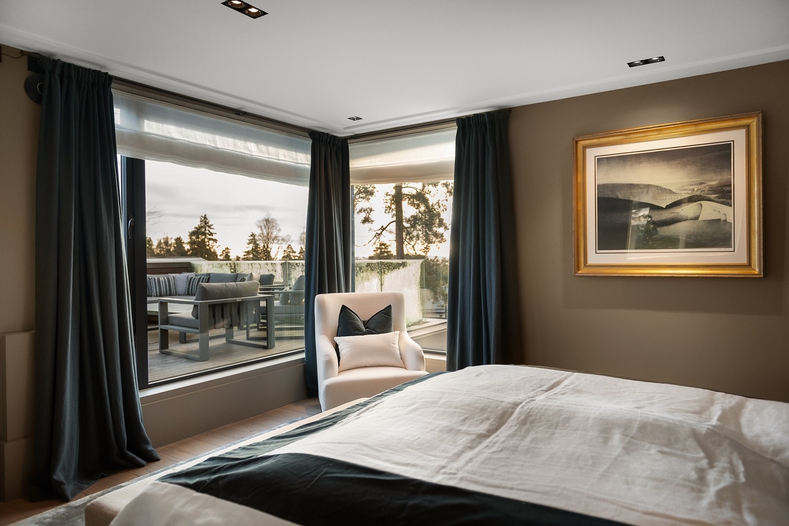 Stor "master suite" i 2. etasje, tilpasset liftgardiner og utvendige screens. Galleribilde