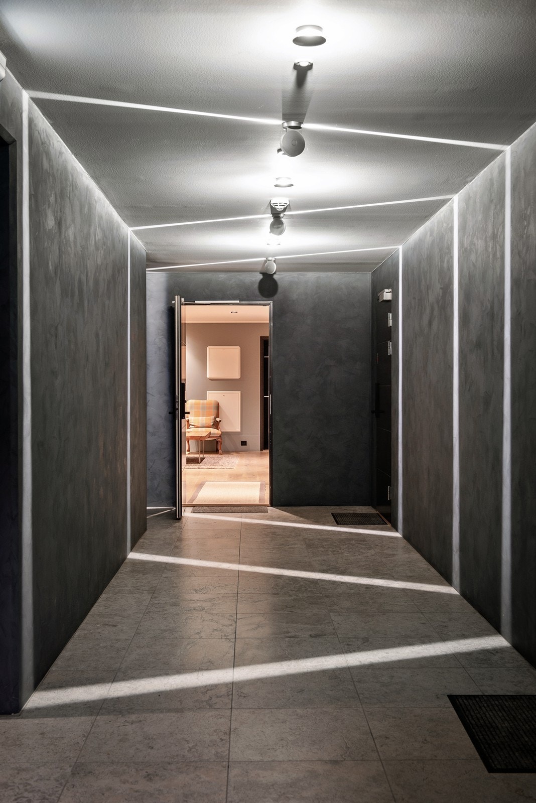 Fra underetasjen kommer man til fellesgang, her er det boder og inngang til garasjen. Heis til bakkeplan. Galleribilde