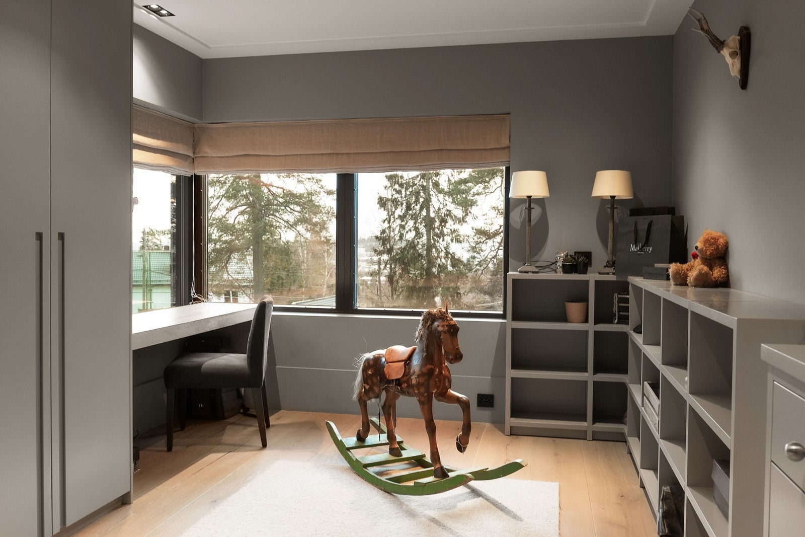 Store vinduer ut mot grønne fellesarealer, tilpasset skrivebord og hyller. Rommet passer også fint som et kontor eller bibliotek. Galleribilde