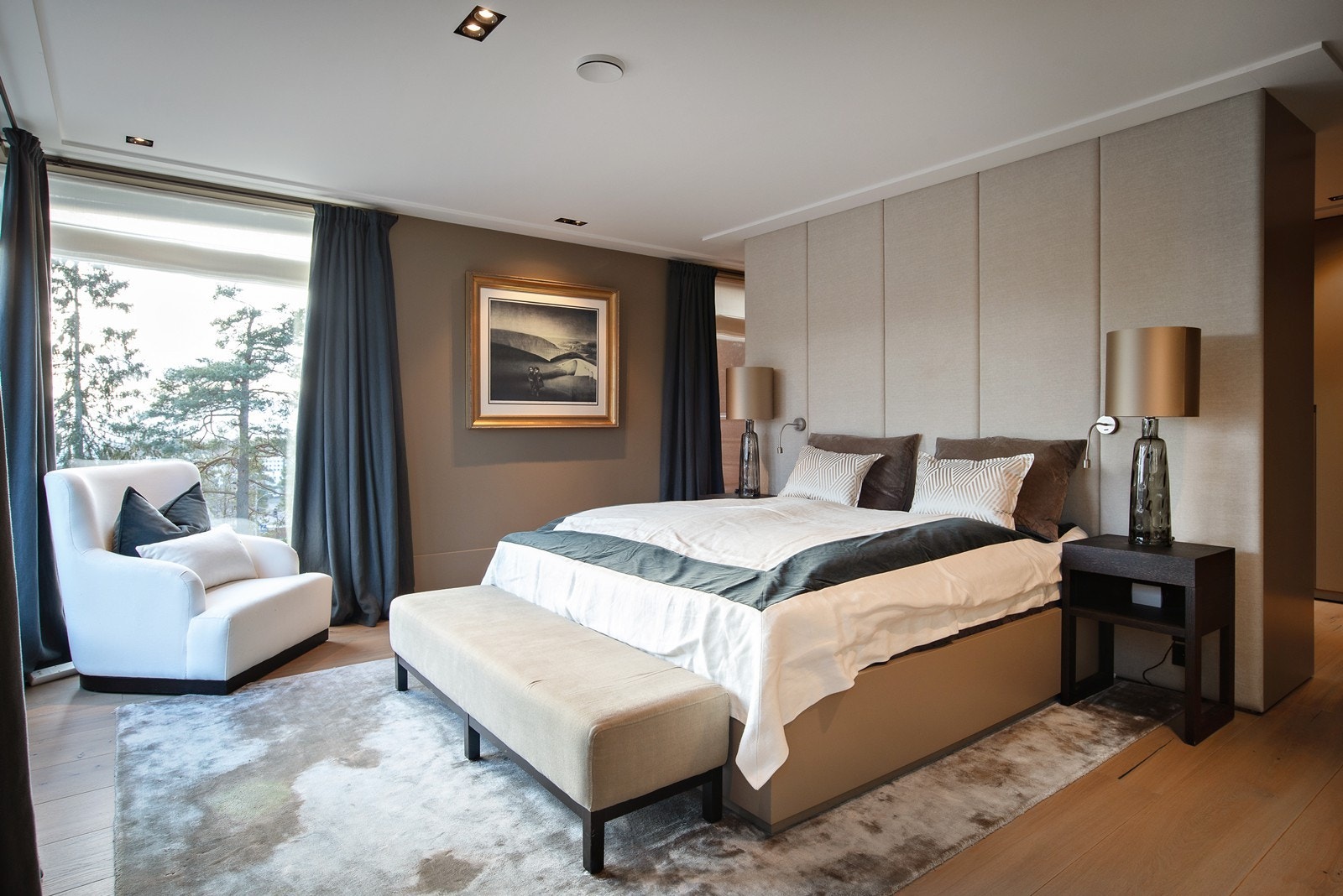 Plass til stor dobbeltseng, heldekkende gavl med stor garderobe i bakkant, samt adkomst til bad. Galleribilde