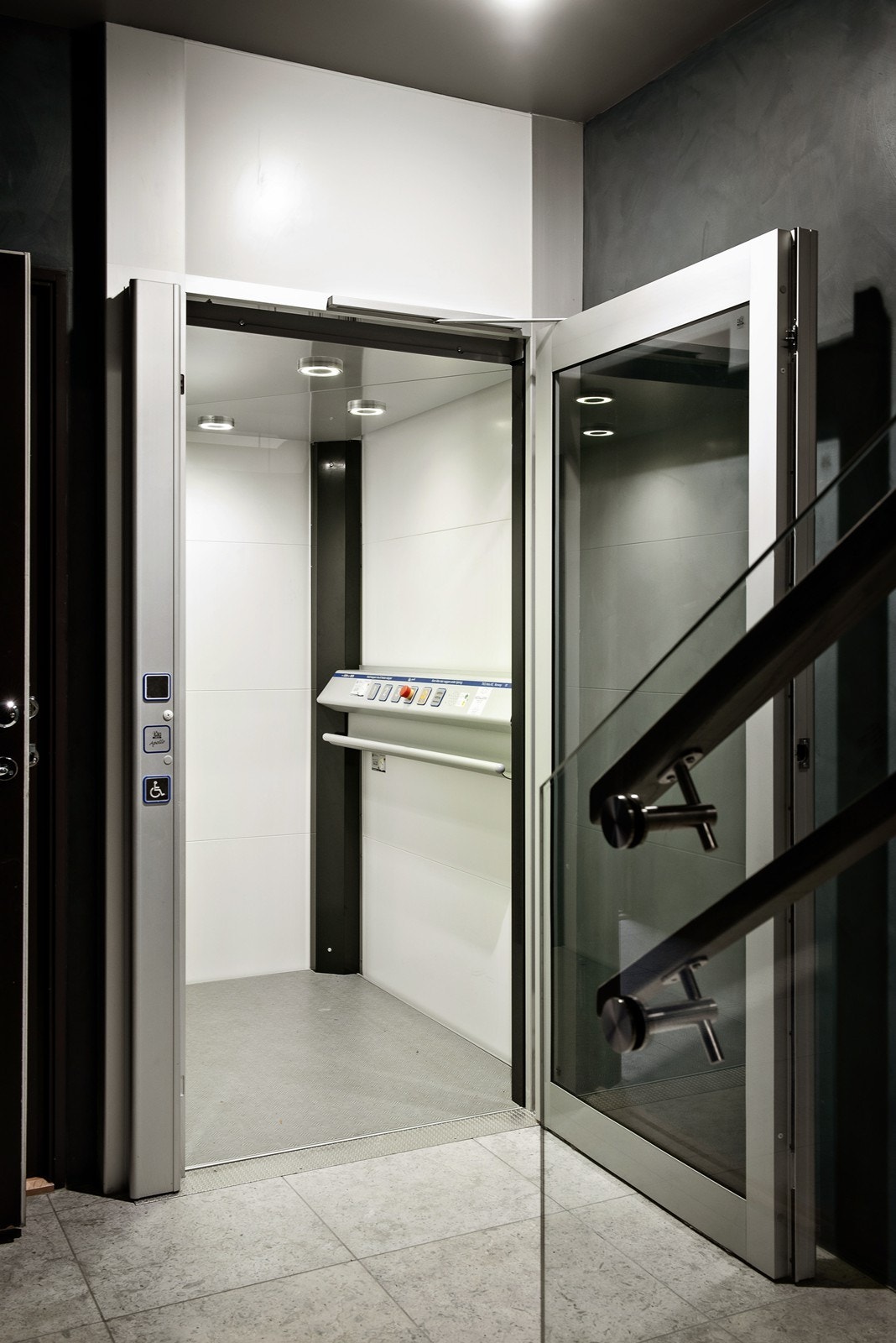 Heis fra underetasje/boder og garasje til bakkeplan ved inngangspartiet til 2C. Galleribilde