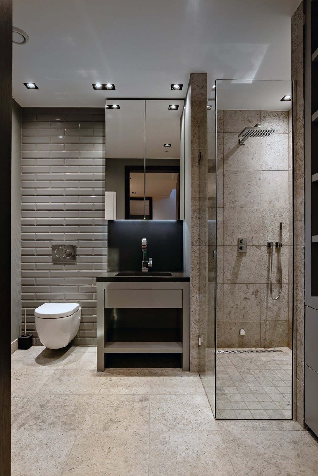 Det er 3 bad boligen, dette er badet i hovedetasjen, adkomst fra entré/hall Galleribilde