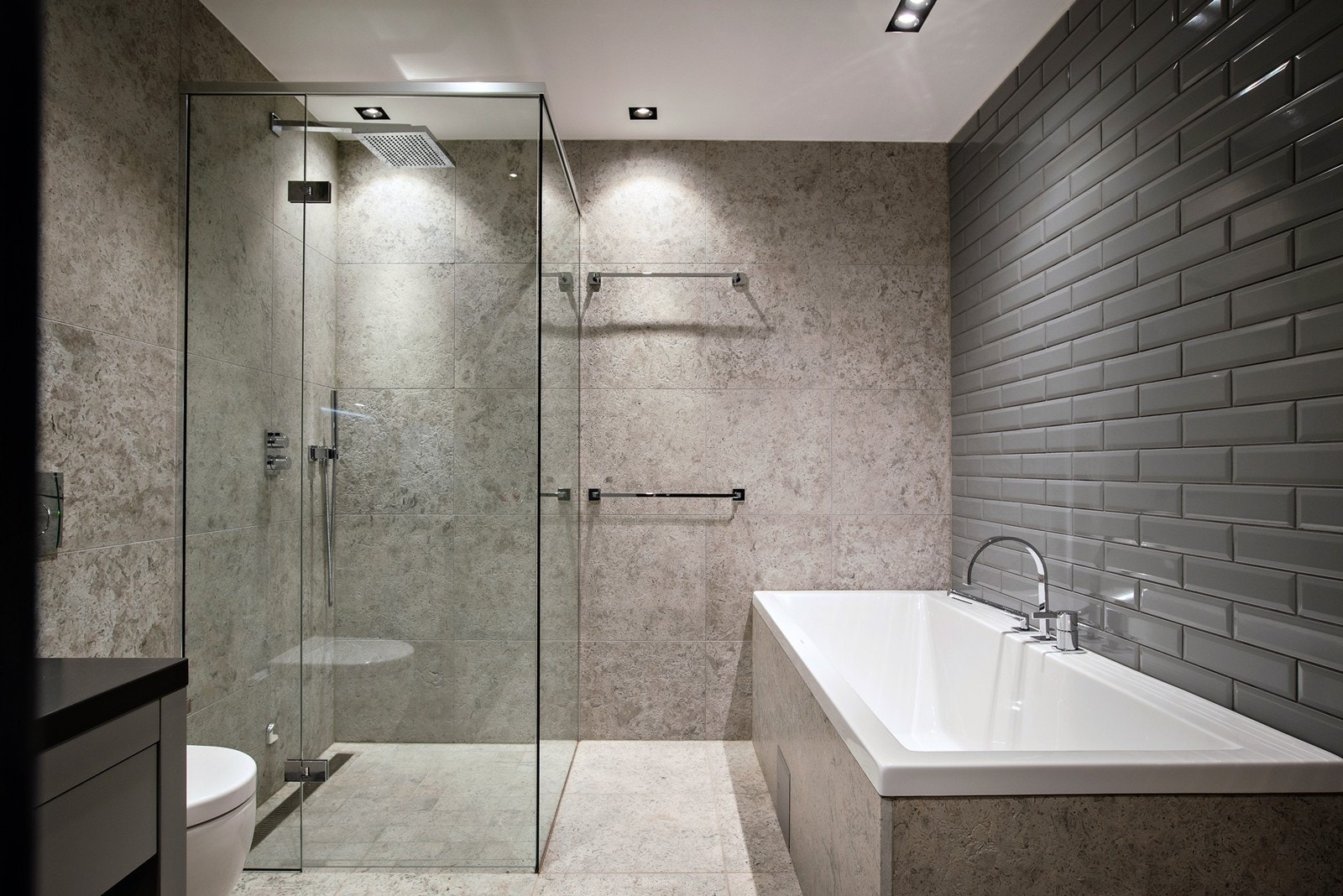 Stort bad med dusj og badekar. Galleribilde