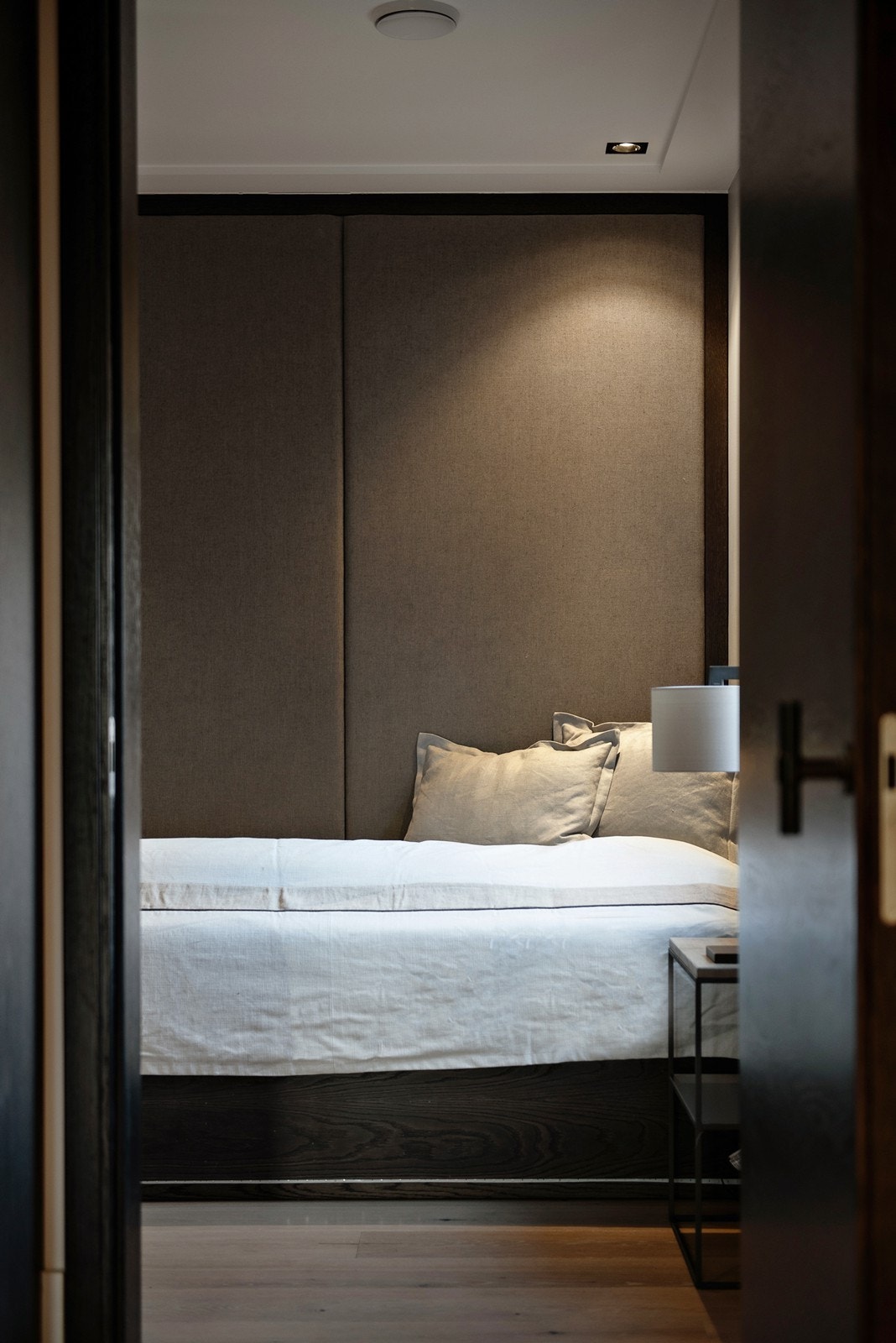 Stoffgavl over seng setter et eksklusivt preg Galleribilde