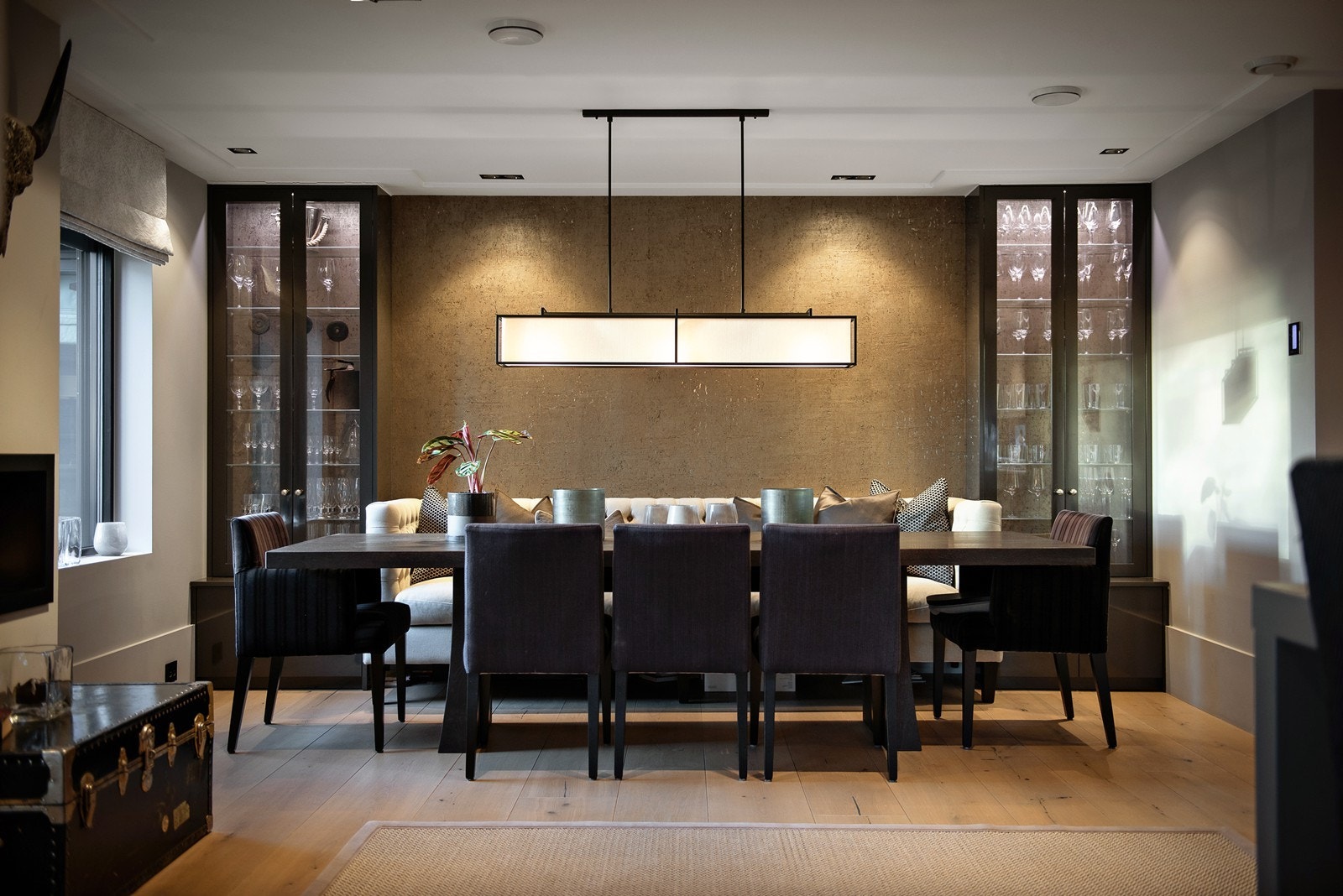 Spisestue med fastmonterte vitrineskap og tilpasset spisesofa (kan følge med om ønskelig). Galleribilde