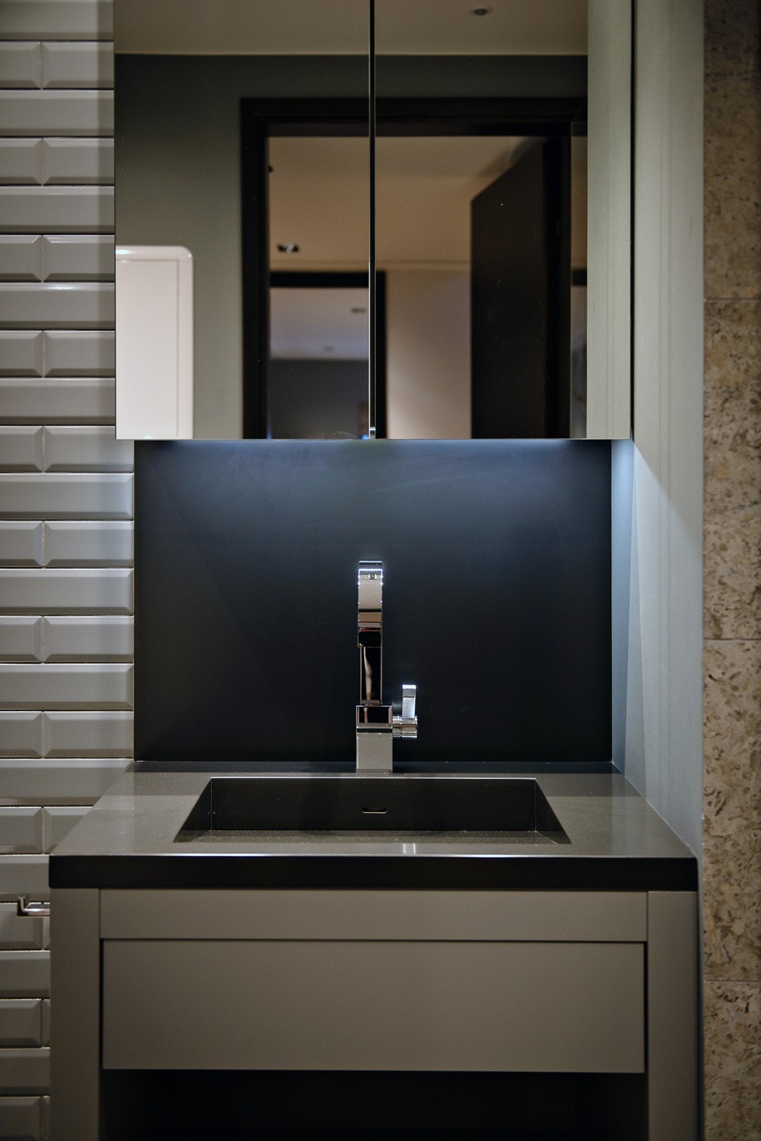 Bad/wc med dusjhjørne med innfellbare dusjdører, veggmontert toalett, servantskap med blandebatteri. Galleribilde